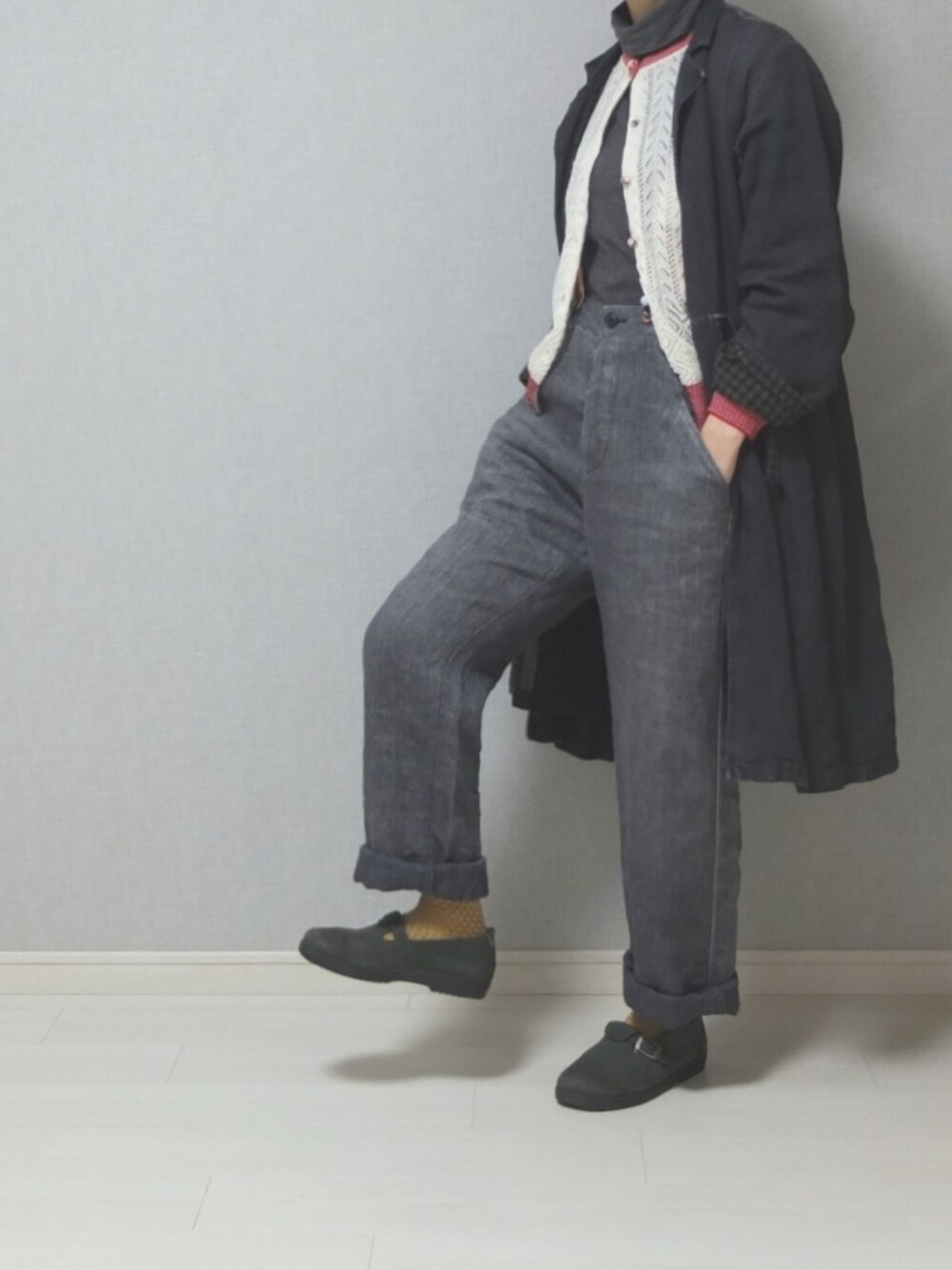 「タートルネック、カーディガン、へリンボーン」｜「Vlas Blommeのアイテム（その他パンツ、グレー系）」を使った、シモさん（レディース・155cm）の秋コーディネートの1枚目の写真
