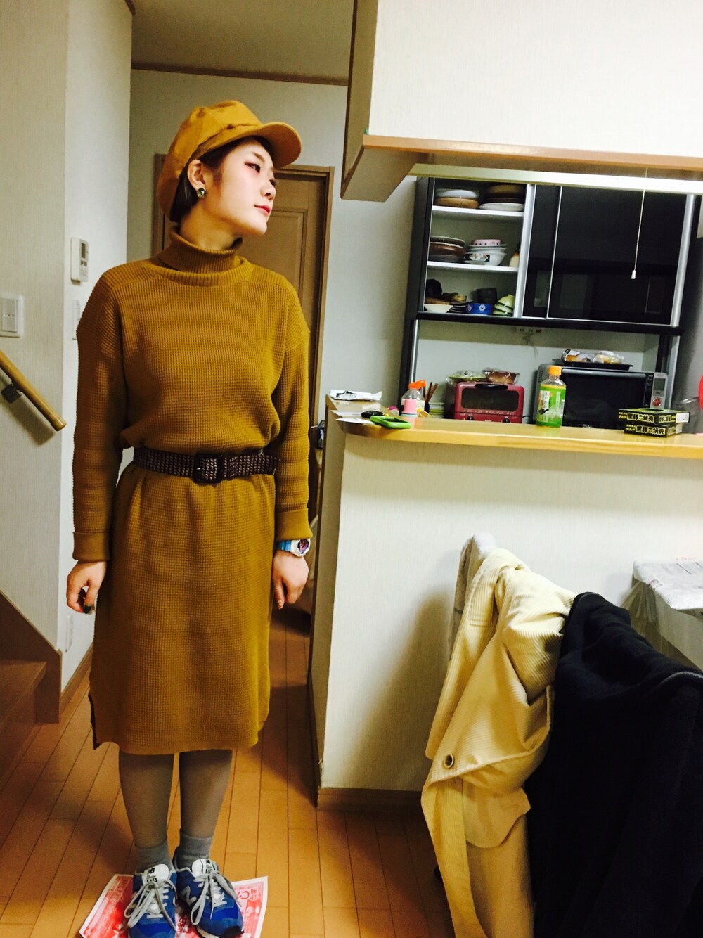 「店頭コーデ、knit、ワッフル編み、ワンピース、ワンピース×スニーカー、ニットワンピース、タートルネック」｜「SENSE OF PLACE by URBAN RESEARCHのアイテム（キャスケット、ベージュ系）」を使った、みくるくるくるさん（レディース・162cm）の冬コーディネートの1枚目の写真