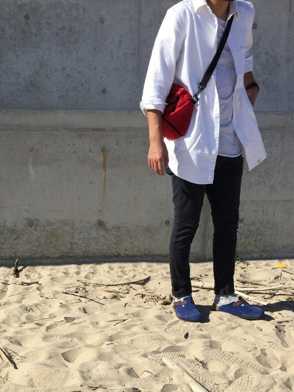 ホワイト系のシャツ/ブラウス、ホワイト系のTシャツ/カットソー、レッド系のショルダーバッグを着用したメンズの秋コーディネートの1枚目の写真