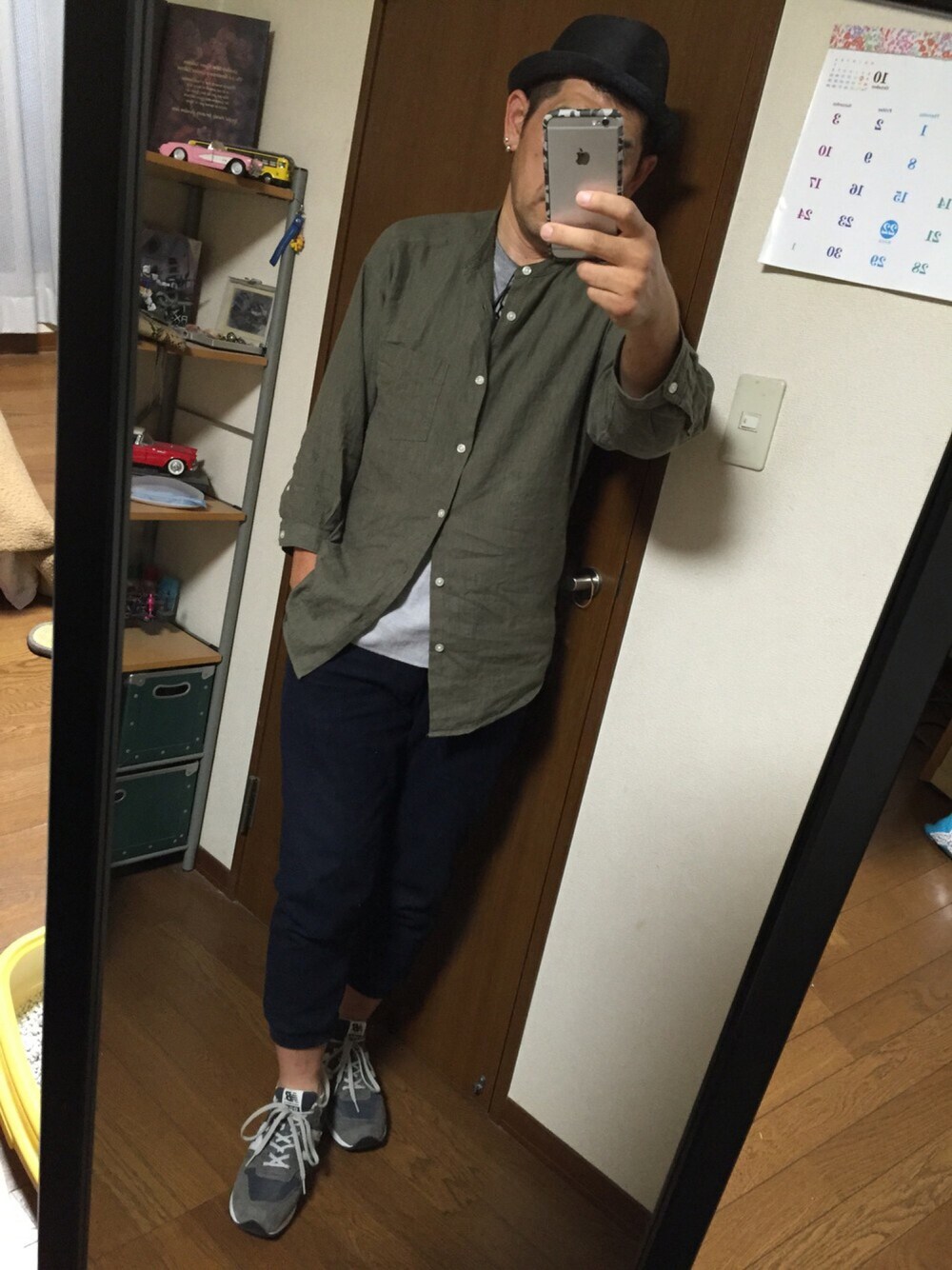 グリーン系のシャツ/ブラウス、グレー系のTシャツ/カットソー、ブルー系のその他パンツを着用したメンズの秋コーディネートの1枚目の写真