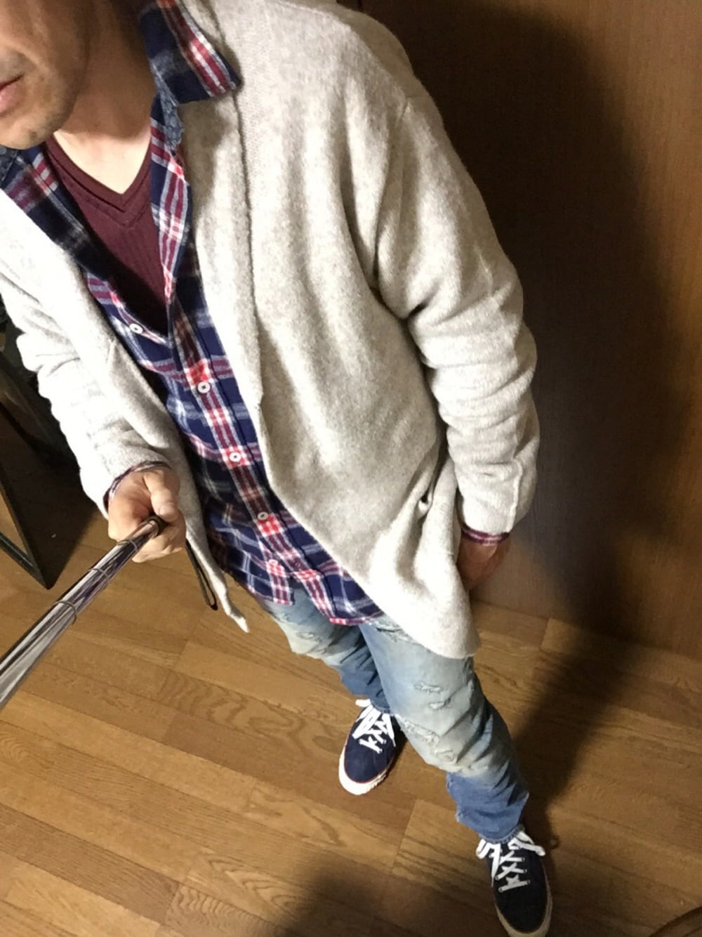 ベージュ系のカーディガン/ボレロ、レッド系のTシャツ/カットソー、ブルー系のシャツ/ブラウスを着用したメンズの秋コーディネートの1枚目の写真