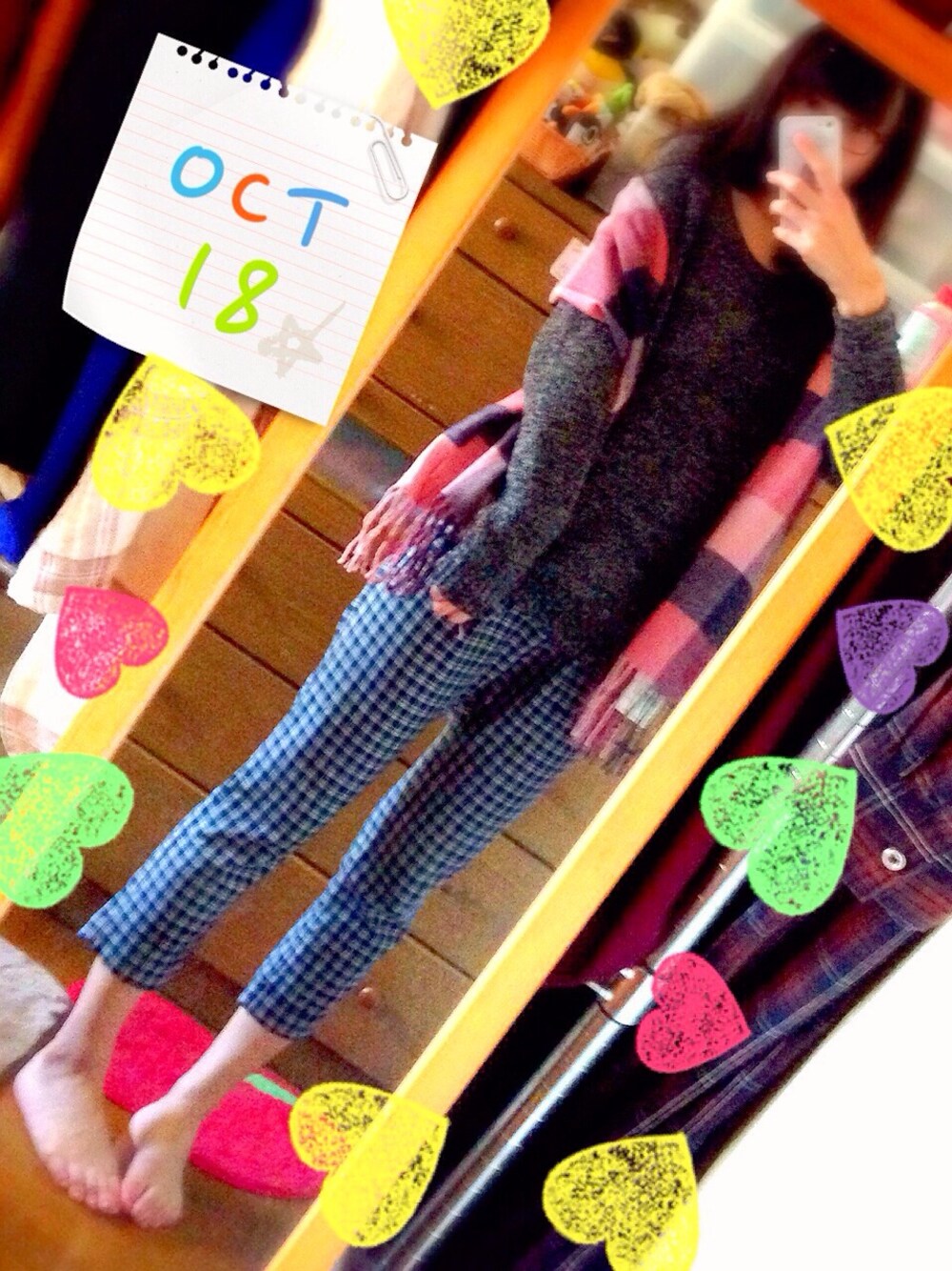 「earth music&ecologyのアイテム（マフラー、ピンク系）」を使った、グリさん（レディース・166cm）の秋コーディネートの1枚目の写真