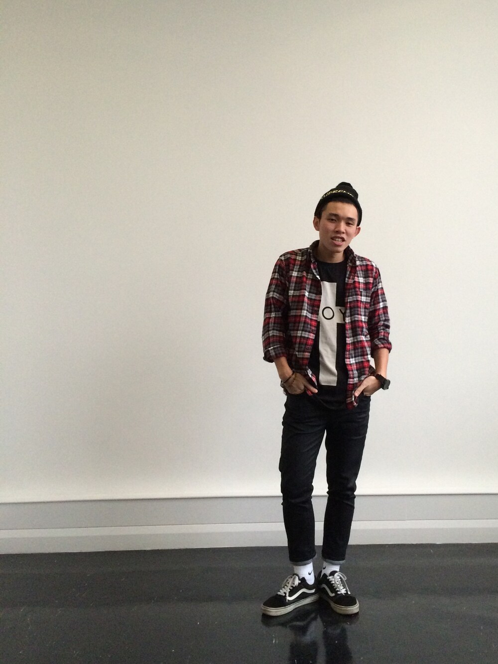 「BOY LONDONのアイテム（Tシャツ/カットソー、ブラック系）」を使った、calvinさん（メンズ・173cm）の秋コーディネートの1枚目の写真