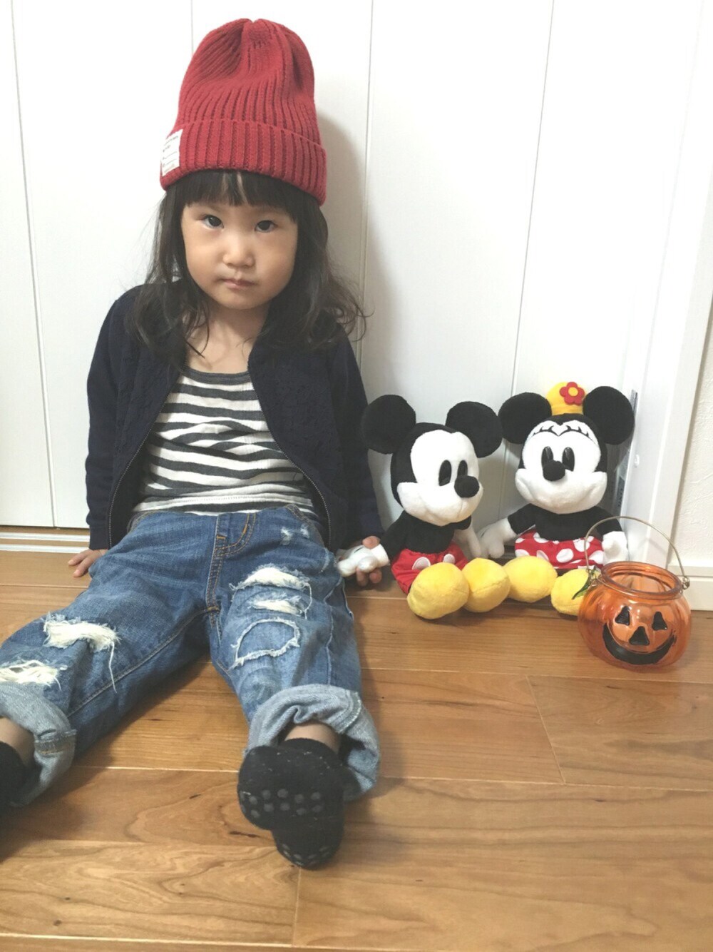 「キッズコーデ、2歳、2歳5ヶ月、しましま、ニット帽、おんなのこ、ダメージデニムパンツ」｜「petit mainのシンプルニット帽（ニットキャップ/ビーニー、レッド系）」を使った、MION&KANONさん（キッズ・90cm）の秋コーディネートの1枚目の写真