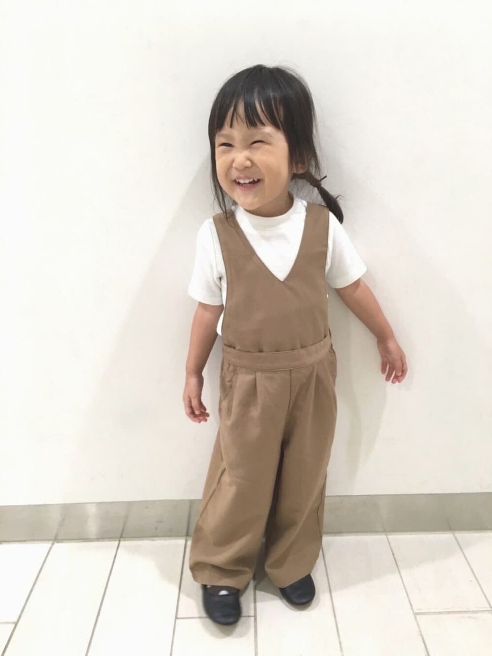 「キッズファッション、2歳、2歳5ヶ月、サロペット、キャメル」｜「petit mainのテレコ5分袖プチタートルネック無地Ｔシャツ（Tシャツ/カットソー、ホワイト系）」を使った、MION&KANONさん（キッズ・90cm）の秋コーディネートの1枚目の写真