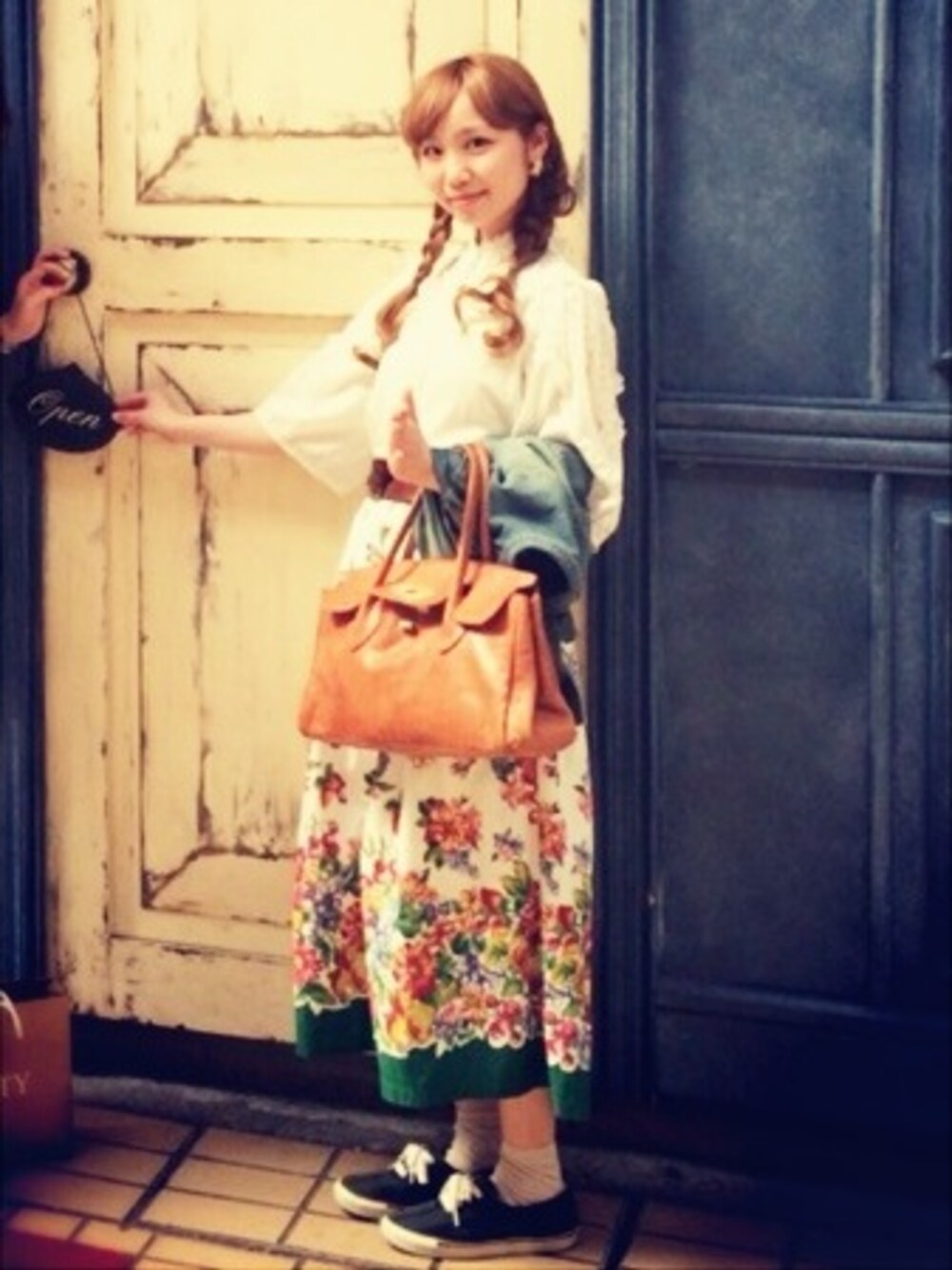 「スニーカー、ブラウス、vintage、grimoire、スニーカー×靴下、花柄 スカート、Fizz、grimoire almadel、fizz_vintage、WEARBOOKエントリー」｜「grimoireのブラウス（シャツ/ブラウス、ホワイト系）」を使った、SERORIさん（レディース・153cm）の夏コーディネートの1枚目の写真