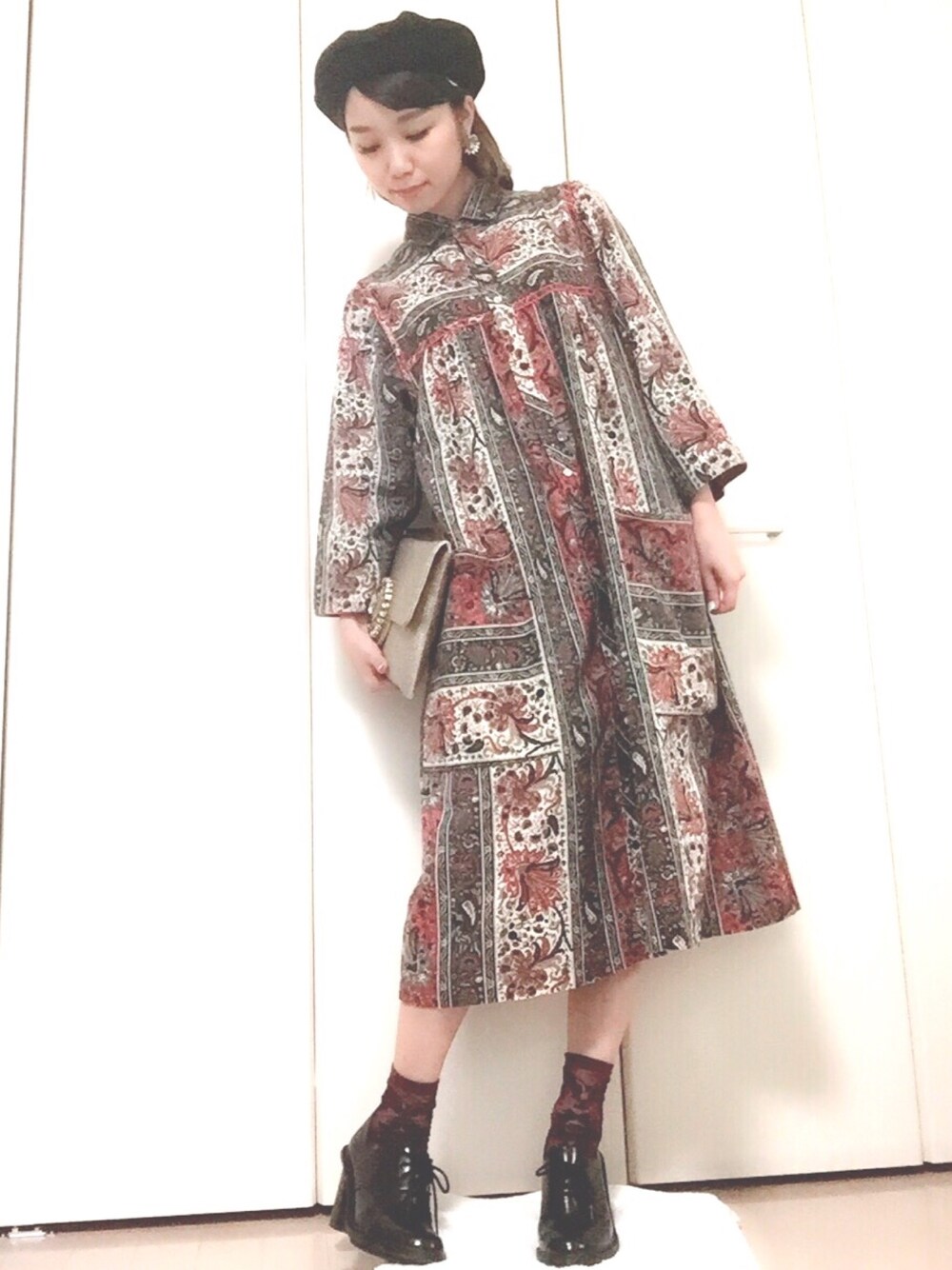「Dr.Martens、ビッグシルエット、ゆったりコーデ、ベレー帽、ベレー帽の会、柄ワンピース、granbufull、ほっこり、クラッチバッグ」｜「granbufullのアイテム（クラッチバッグ、シルバー系）」を使った、SERORIさん（レディース・152cm）の夏コーディネートの1枚目の写真