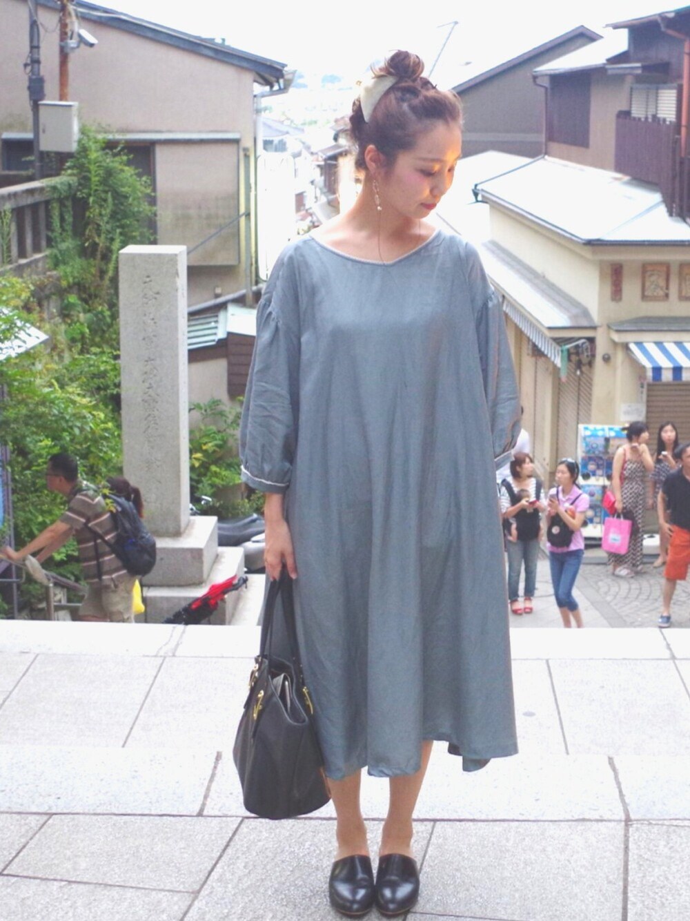 「ラクチンコーデ、ｂｕｌｌｅ　ｄｅ　ｓａｖｏｎ、サボ、おだんごヘアー、ワンピース、ヘアアレンジ」｜「BEAMSのアイテム（サンダル、ブラック系）」を使った、SERORIさん（レディース・152cm）の夏コーディネートの1枚目の写真