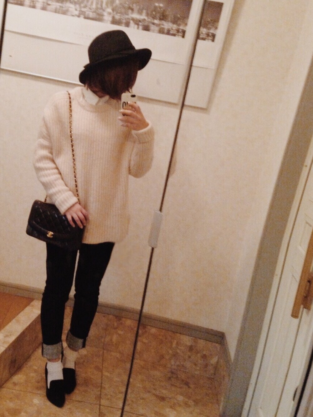 「ニット、ZARA、付け襟、HYKE、チェーンバッグ、chanel、スキニー、スキニーデニム、ハット、パンプス」｜「HYKEのアイテム（その他小物、ホワイト系）」を使った、すずたんさん（レディース・158cm）の冬コーディネートの1枚目の写真