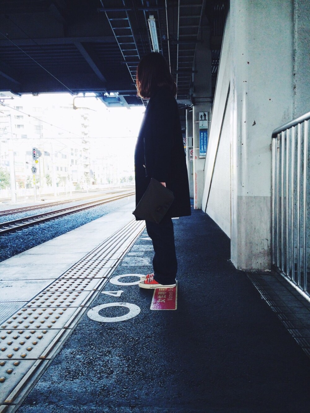 「コート、MM6、デニム、ジーンズ、ENGINEERED GARMENTS、エンジニアードガーメンツ、ワイドパンツ、コンバース、80s」｜「MM6 Maison Martin Margielaのアイテム（ダウンジャケット/コート、ブラック系）」を使った、すずたんさん（レディース・158cm）の春コーディネートの1枚目の写真