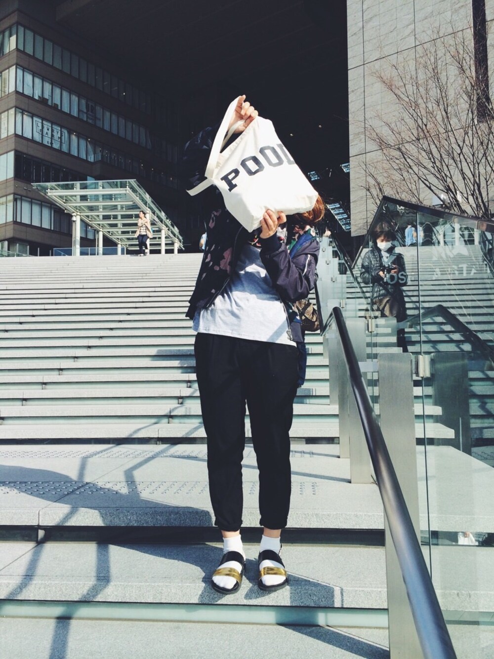 「ブルゾン、sacai luck、Tシャツ、stussy、スポサン、サンダル、サンダルに靴下、ZARA、POOL」｜「sacai luckのアイテム（ブルゾン、グリーン系）」を使った、すずたんさん（レディース・158cm）の春コーディネートの1枚目の写真