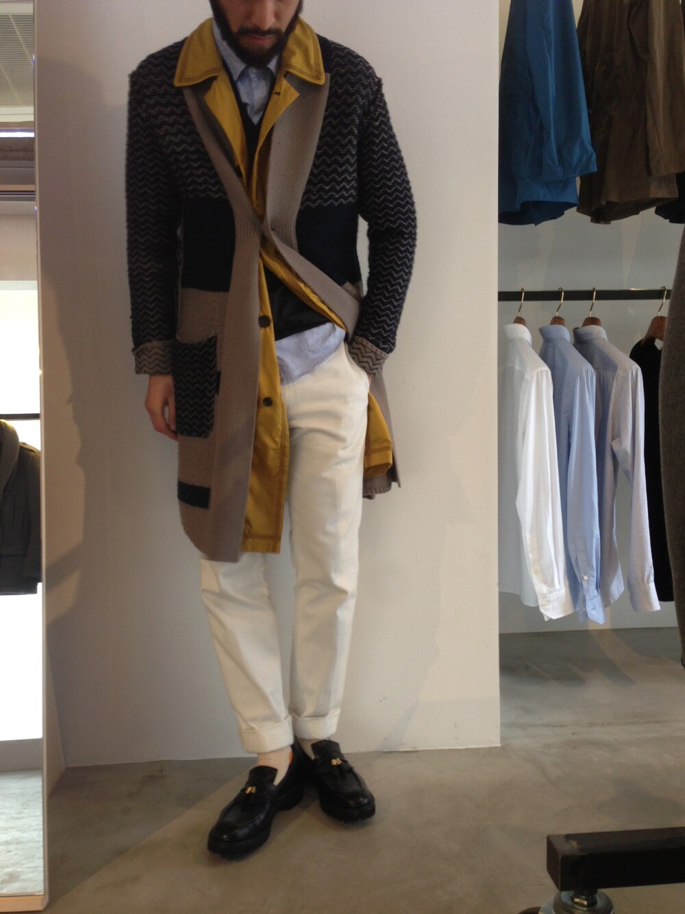 「イエロー、RAINMAKER、ロングカーディガン」｜「RAINMAKERのRAINMAKER _JACQUARD-KNIT-COAT（ニット/セーター、ベージュ系）」を使った、濱ノ上さん（メンズ・181cm）の冬コーディネートの1枚目の写真