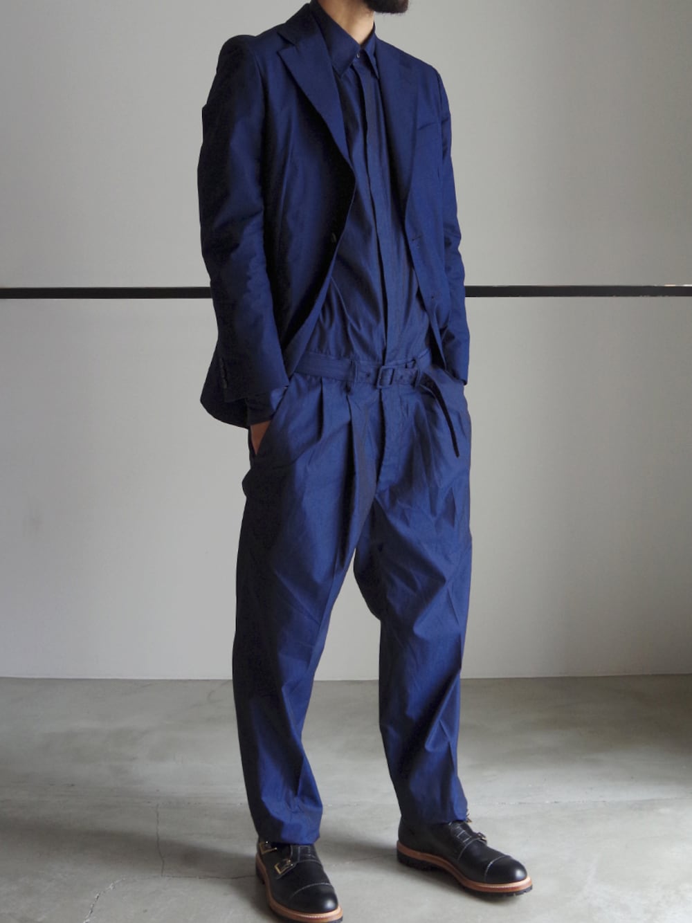 「ジャケット、ブーツ、ブルー、RAINMAKER、 セットアップ、ジャンプスーツ、 京都室町六角」｜「RAINMAKERのRAINMAKER15SS-SINGLE BREASTED JACKET（テーラードジャケット、ブルー系）」を使った、濱ノ上さん（メンズ・181cm）の冬コーディネートの1枚目の写真