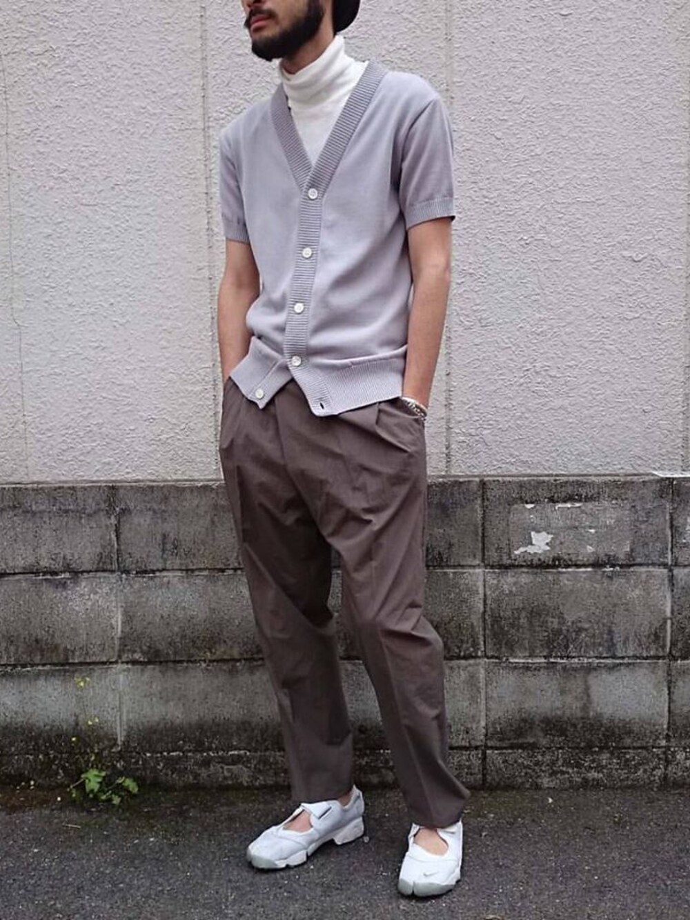 「 カーディガン、RAINMAKER、 サルエルパンツ、 レイヤード、 テーパードパンツ、 ナイキ、 大人カジュアル、 京都室町六角、 京都、RAINMAKERKYOTO」｜「RAINMAKERのRAINMAKER-16SS SHORT SLEEVE CARDIGAN(GRAY)（カーディガン/ボレロ、グレー系）」を使った、濱ノ上さん（メンズ・181cm）の春コーディネートの1枚目の写真
