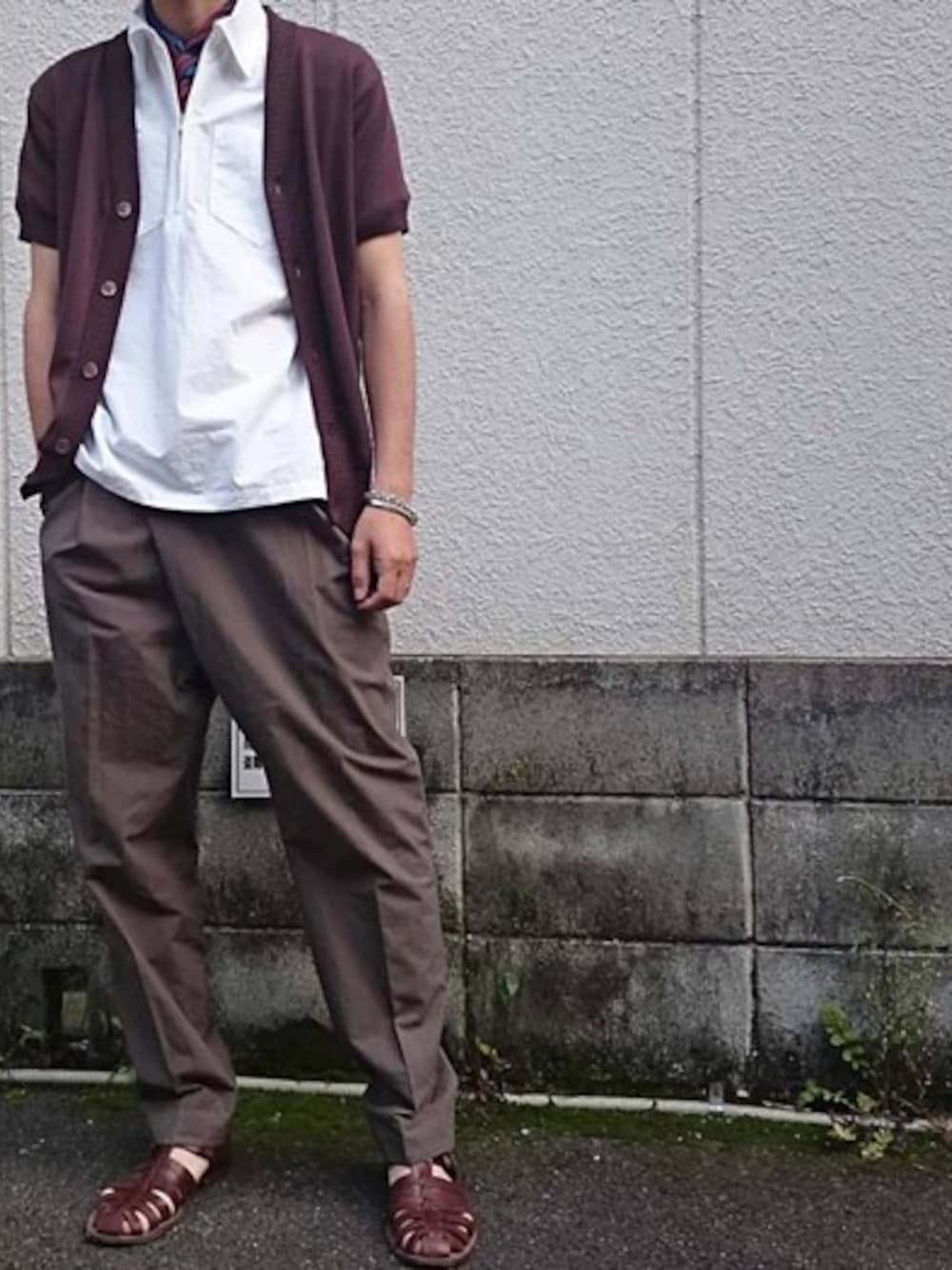 ブラウン系のカーディガン/ボレロ、ホワイト系のシャツ/ブラウス、ブラウン系のその他パンツを着用したメンズの春コーディネートの1枚目の写真