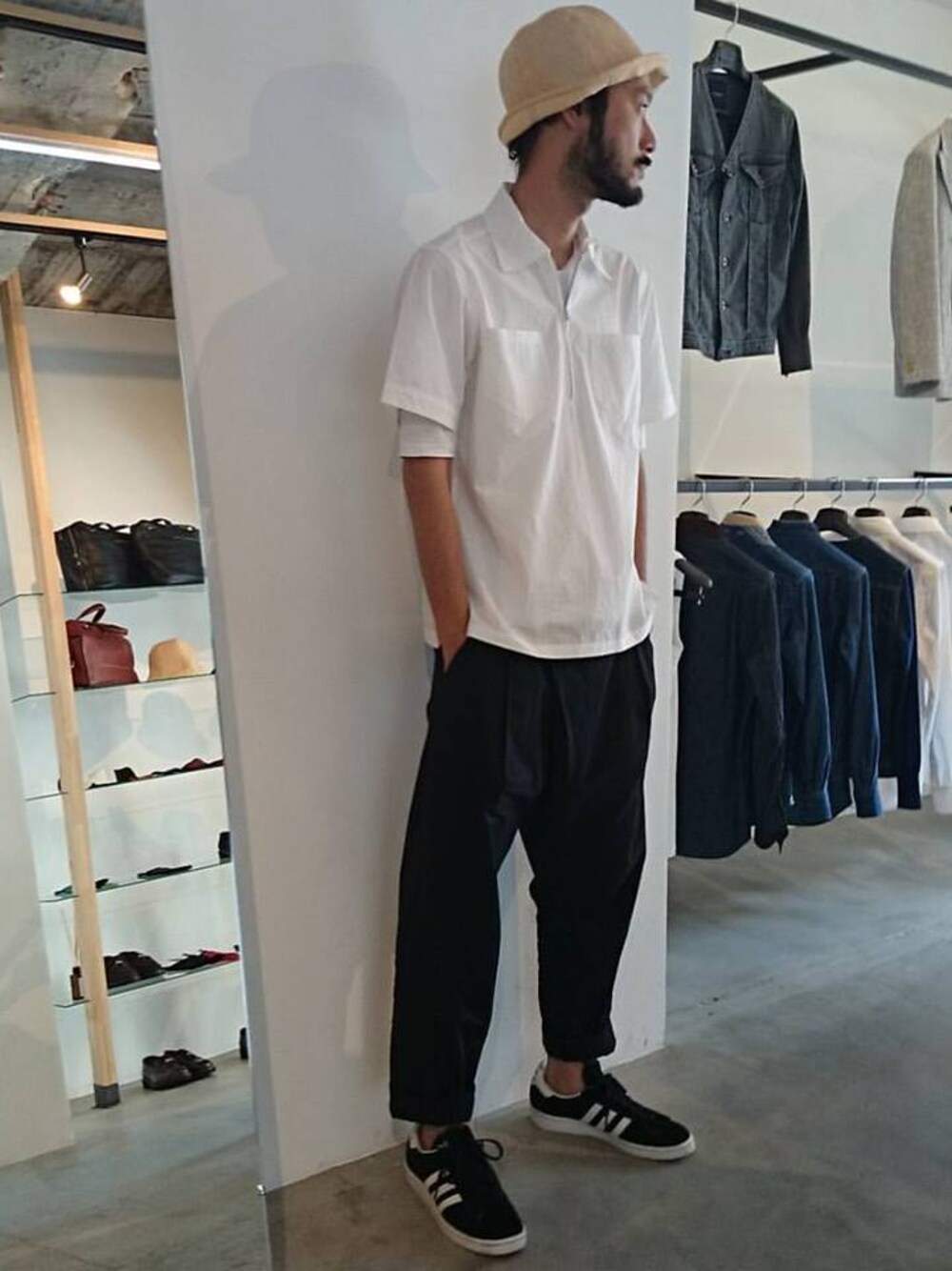 「 パンツ、RAINMAKER、 黒、ワイドパンツ、 ホワイト、 カジュアル、楽チンコーデ、 シンプルコーデ、 夏コーデ、RAINMAKERKYOTO」｜「RAINMAKERのRAINMAKER16SS-ZIP SHIRTS(WHITE)（シャツ/ブラウス、ホワイト系）」を使った、濱ノ上さん（メンズ・181cm）の春コーディネートの1枚目の写真