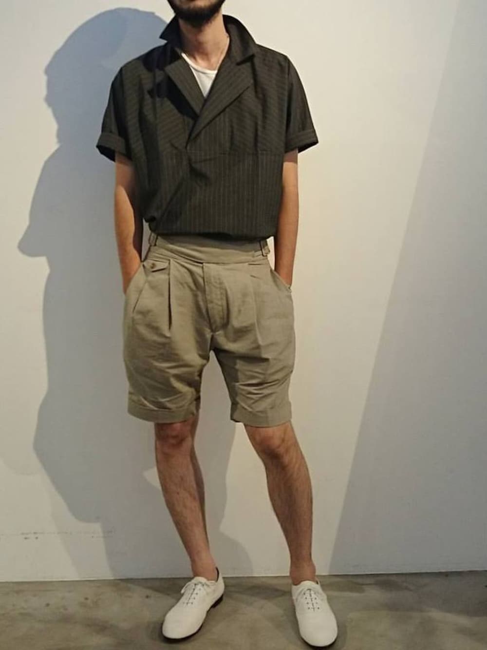 「シンプル、 ハーフパンツ、 シンプルコーデ、 RAINMAKER、 夏、 タックイン、 京都室町六角、 爽やかコーデ、 白靴、 おとなカジュアル」｜「RAINMAKERのRAINMAKER 16SS OPEN COLLAR SH(GRAY STRIPE)（シャツ/ブラウス、グレー系）」を使った、濱ノ上さん（メンズ・181cm）の夏コーディネートの1枚目の写真