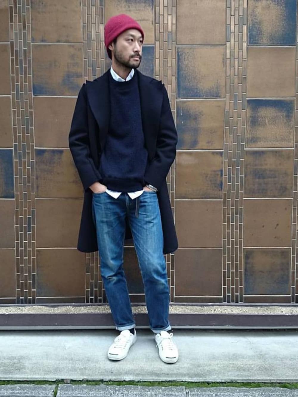ブルー系のチェスターコート、ブルー系のニット/セーター、ブルー系のデニムパンツを着用したメンズの秋コーディネートの1枚目の写真
