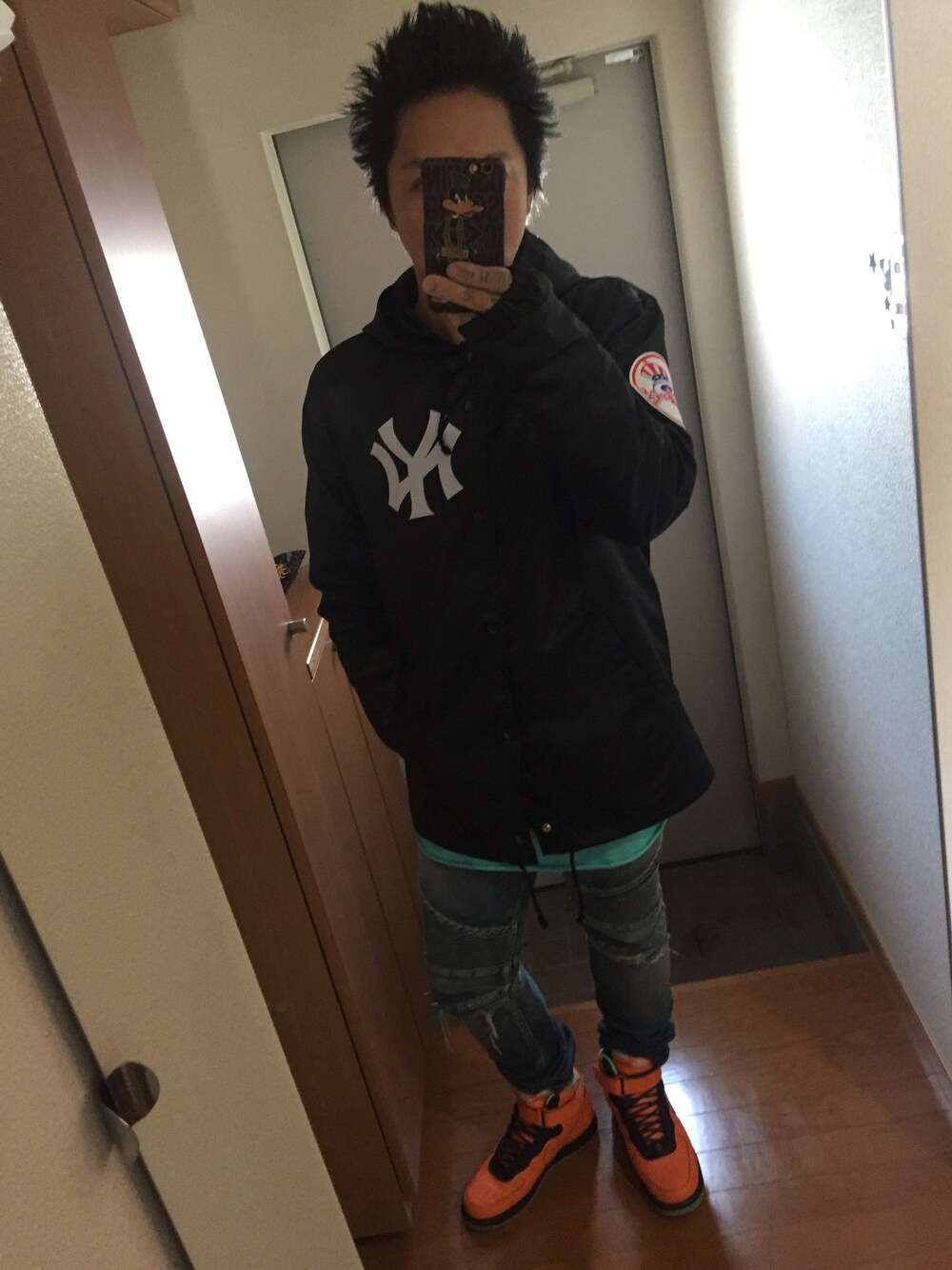 「冬、冬コーデ、ナイキ、デニム、ナイロンジャケット、ストリート、スニーカー、黒、FOREVER 21、BALMAIN」｜「MOSCHINOのアイテム（ファッション雑貨、その他）」を使った、Masさん（メンズ・165cm）の冬コーディネートの1枚目の写真