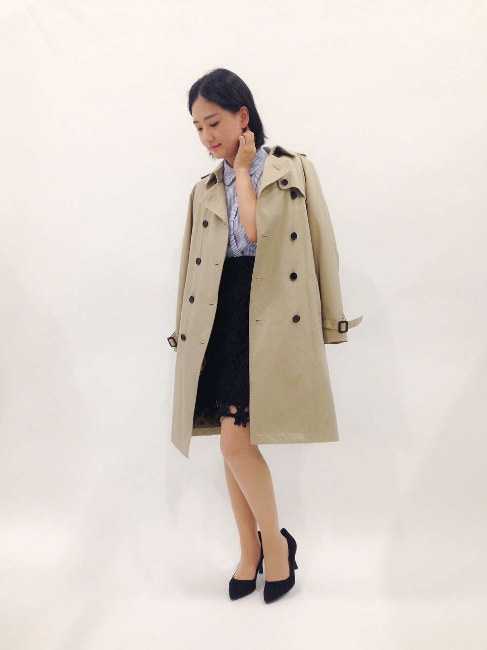 「パンプス、シャツ、トレンチコート、ストライプ、レース、柄×柄、レーススカート」｜「human womanの【MD】トレンチコート（トレンチコート、ベージュ系）」を使った、ゆえんさん（レディース・162cm）の春コーディネートの1枚目の写真