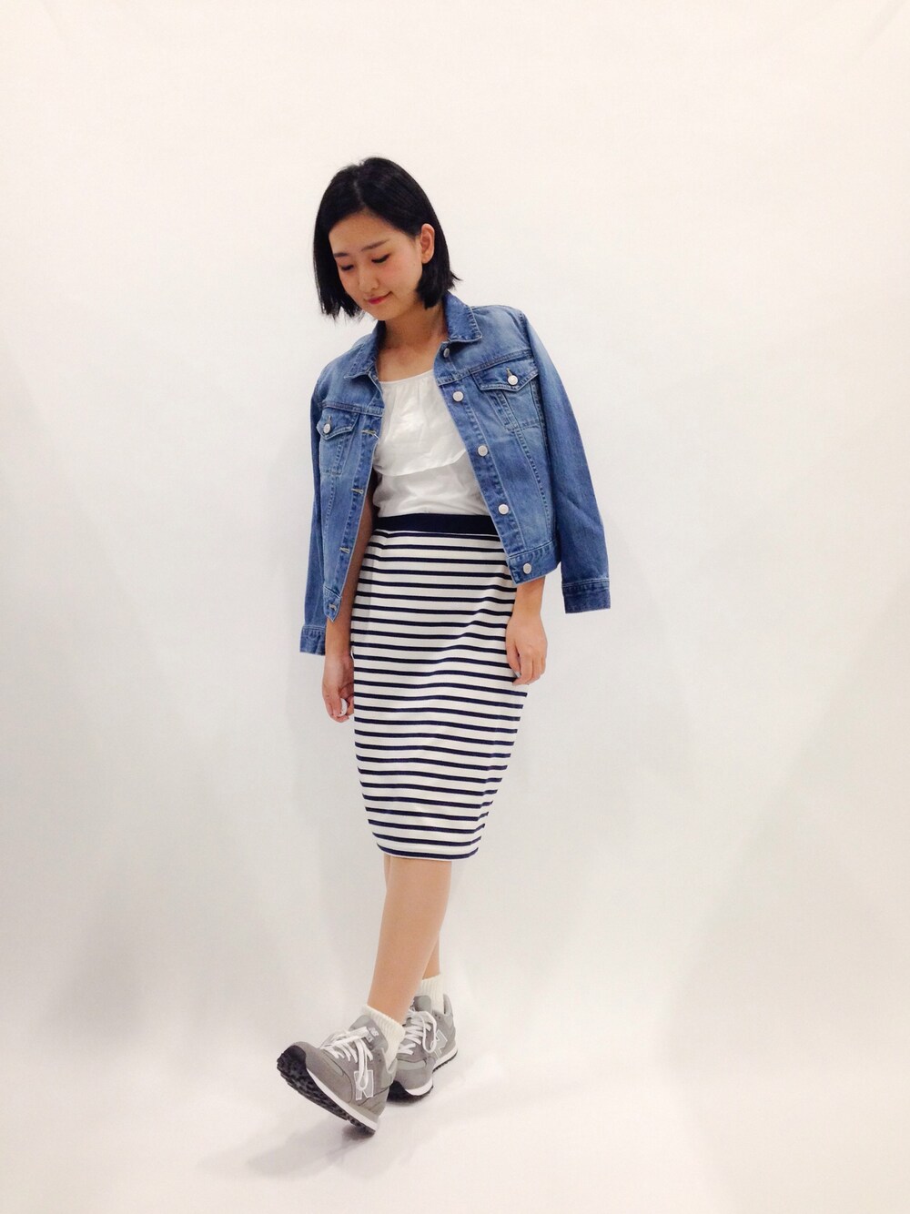 「カットソー、スニーカー、デニム、ボーダー、ジージャン、肩掛け、スニーカー×靴下」｜「SLYのオフショルキャミTOPS（Tシャツ/カットソー、ホワイト系）」を使った、ゆえんさん（レディース・162cm）の春コーディネートの1枚目の写真