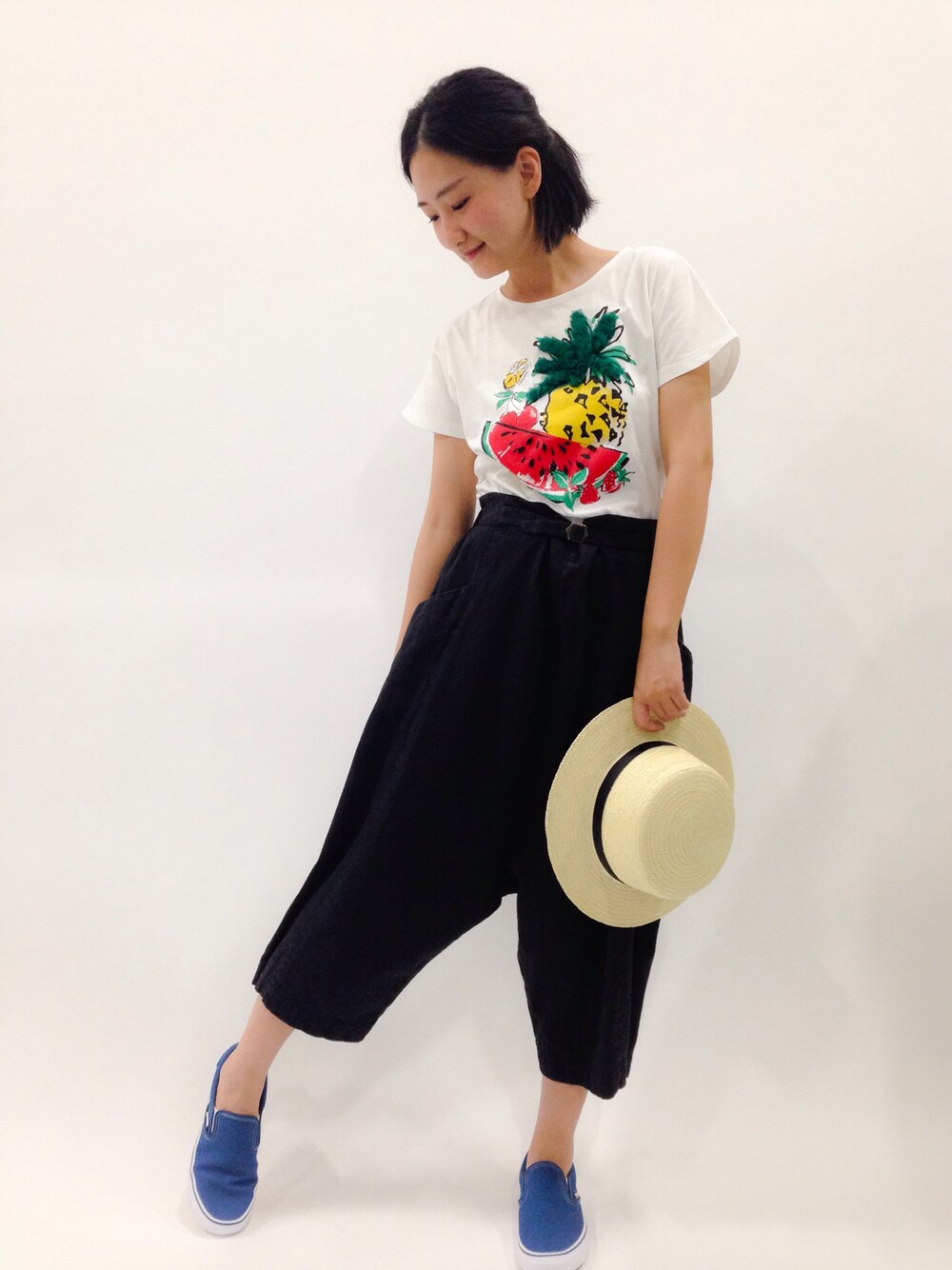 「ハット、スリッポン、カチューシャ、フルーツ柄、白Tシャツ」｜「LOWRYS FARMのザツザイカンカンハット　563659（ハット、ブルー系）」を使った、ゆえんさん（レディース・162cm）の春コーディネートの1枚目の写真
