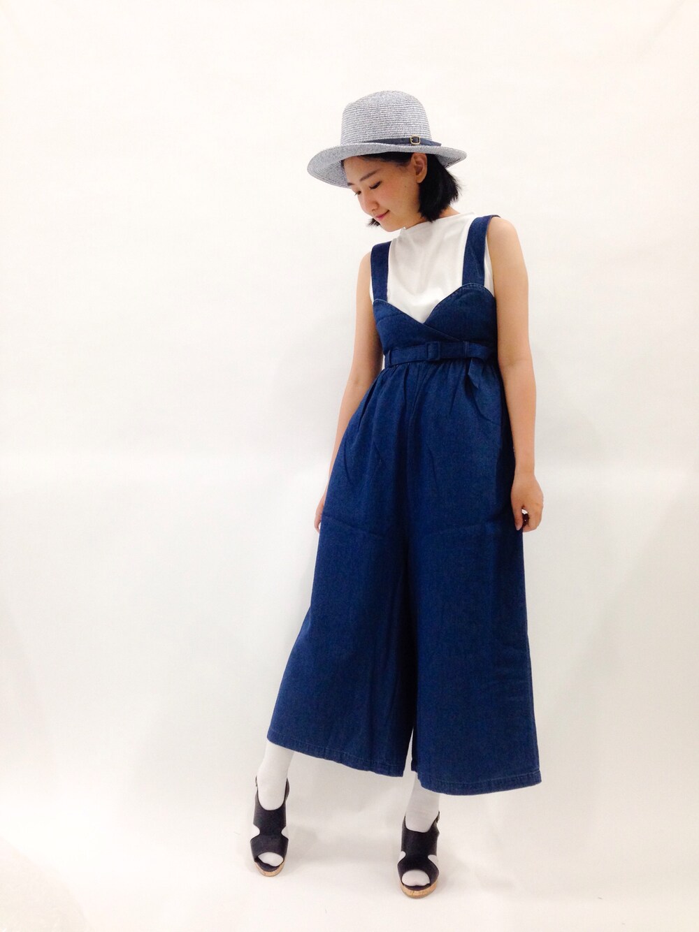 「サロペット、ワイドパンツ、サンダル、ウェッジソール、ボトルネック、中折れハット、ツバ広ハット」｜「niko and...のオリジナル中折れツバヒロHAT【niko and...】（ハット、ブルー系）」を使った、ゆえんさん（レディース・162cm）の春コーディネートの1枚目の写真