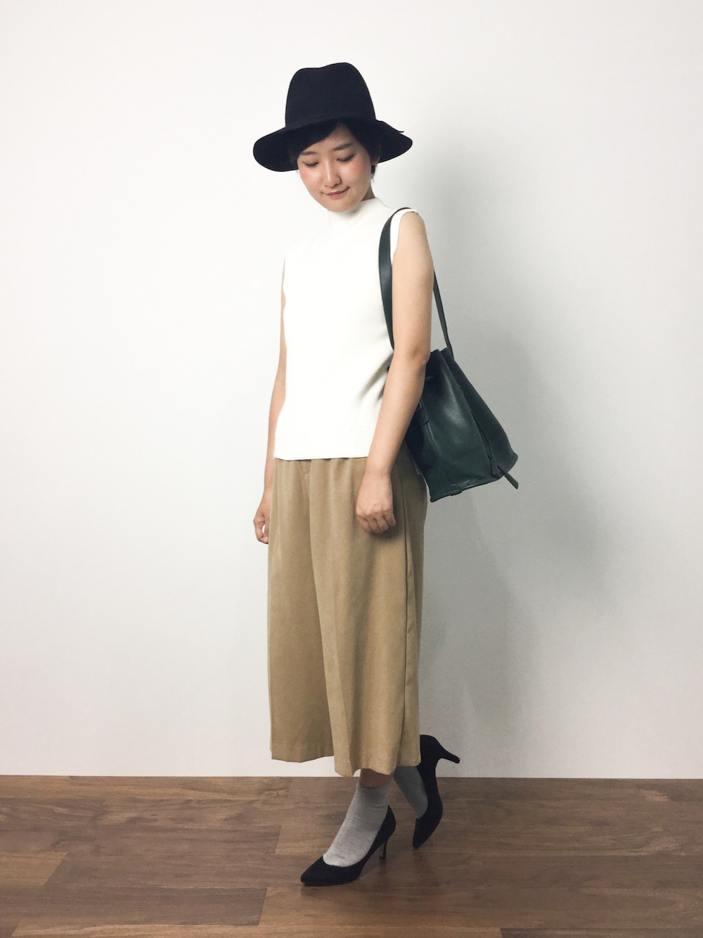 ホワイト系のニット/セーター、ベージュ系のその他パンツ、グリーン系のショルダーバッグを着用したレディースの夏コーディネートの1枚目の写真