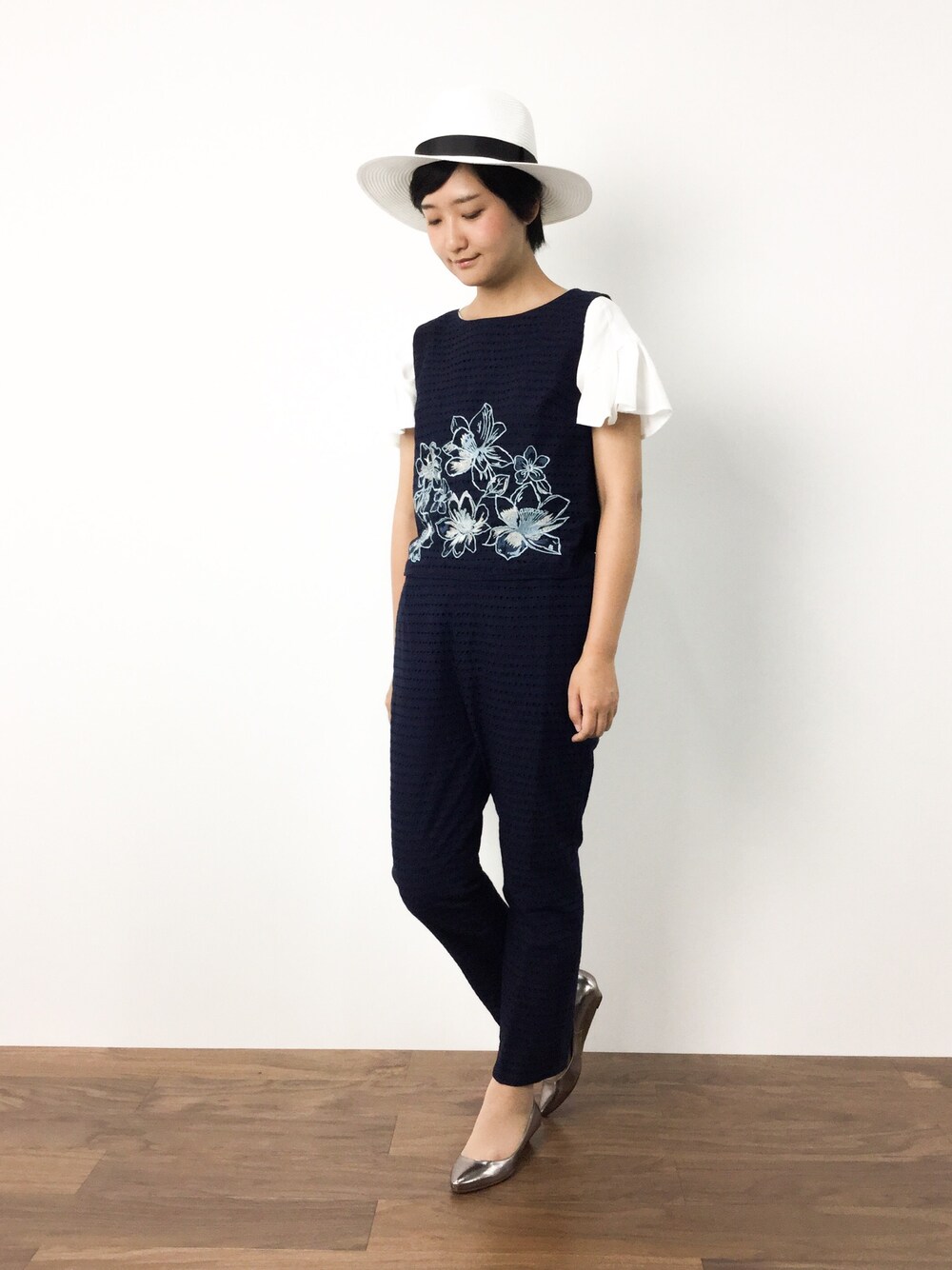 「パンプス、花柄、オールインワン、刺繍、ハット、フレア、ZOZO夏セール2015」｜「Banner Barrettのフラワー刺繍AIO（つなぎ/オールインワン、ブルー系）」を使った、ゆえんさん（レディース・162cm）の夏コーディネートの1枚目の写真