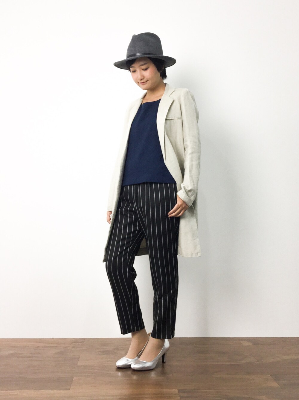 「コート、パンプス、オールインワン、秋のコーデ、ストライプ、ハット、大人カジュアル」｜「SLOBE IENAのSORBATTI ナカオレベルトツキHAT（ハット、グレー系）」を使った、ゆえんさん（レディース・162cm）の夏コーディネートの1枚目の写真