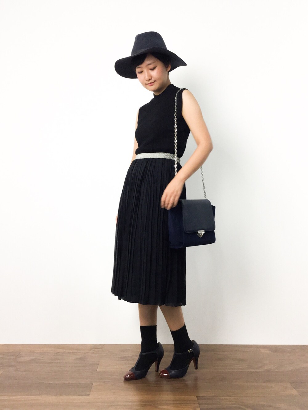 「スカート、ブラック、ショルダーバッグ、ハット、大人カジュアル、ノースリーブ」｜「MOUSSYの2WAY LEATHER BELT HAT（ハット、ブルー系）」を使った、ゆえんさん（レディース・162cm）の夏コーディネートの1枚目の写真