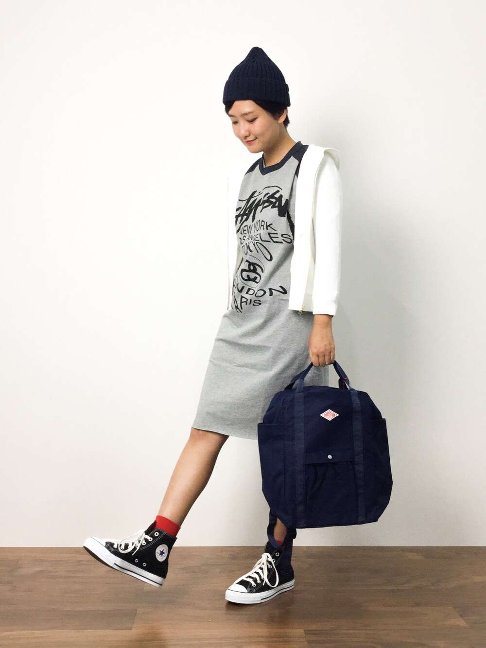 グレー系のドレス、ホワイト系のパーカー、ブルー系のバックパック/リュックを着用したレディースの秋コーディネートの1枚目の写真