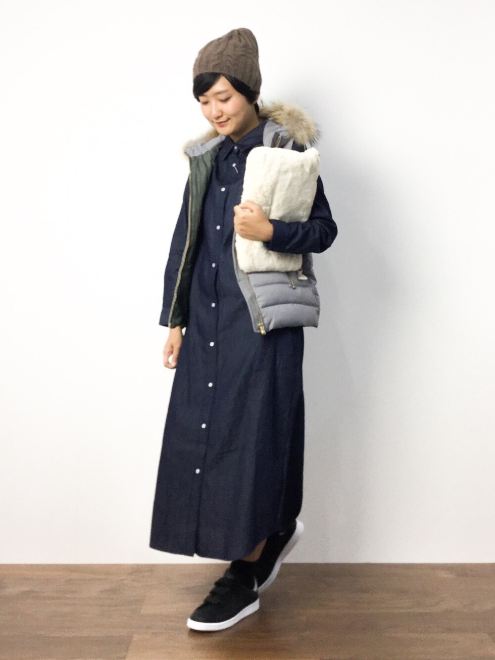 「スニーカー、ダウンベスト、ニット帽、クラッチバッグ、デニムワンピース、ファー小物」｜「URBAN RESEARCH ROSSO WOMENのROSSO アラン柄KNIT帽子（ニットキャップ/ビーニー、ブラウン系）」を使った、ゆえんさん（レディース・162cm）の秋コーディネートの1枚目の写真