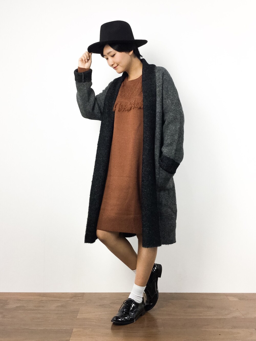 「コート、カジュアル、秋のコーデ、ハット、ニットワンピース、レースアップシューズ」｜「AVAN LILYのシンプルフェルトライクHAT（ハット、ブラック系）」を使った、ゆえんさん（レディース・162cm）の秋コーディネートの1枚目の写真