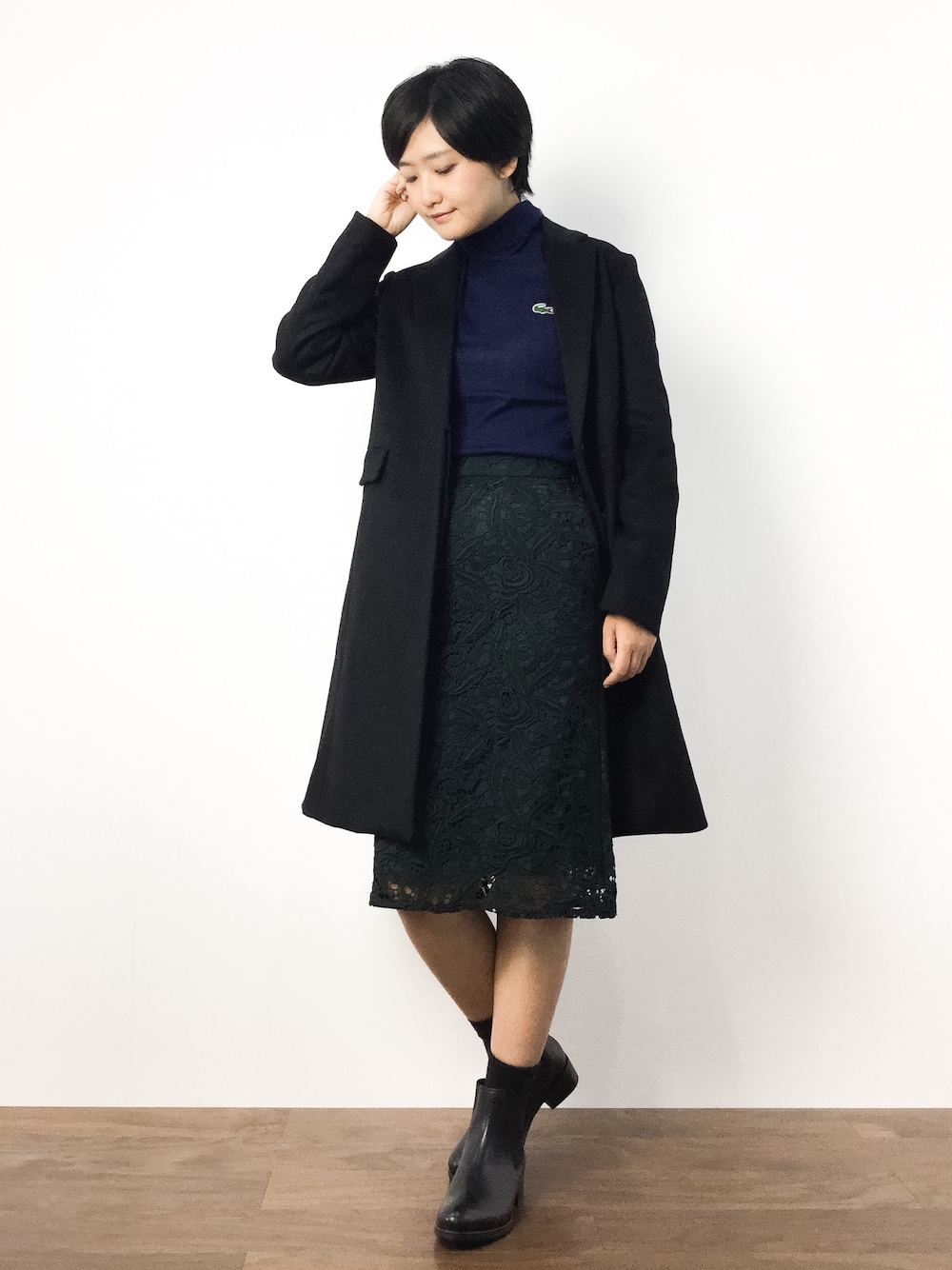 「タイトスカート、ニット、チェスターコート、秋のコーデ、レース、サイドゴアブーツ、大人コーデ」｜「BEAMS BOYのLACOSTE / Wool タートルネック SPECIAL ▼（ニット/セーター、ブルー系）」を使った、ゆえんさん（レディース・162cm）の秋コーディネートの1枚目の写真