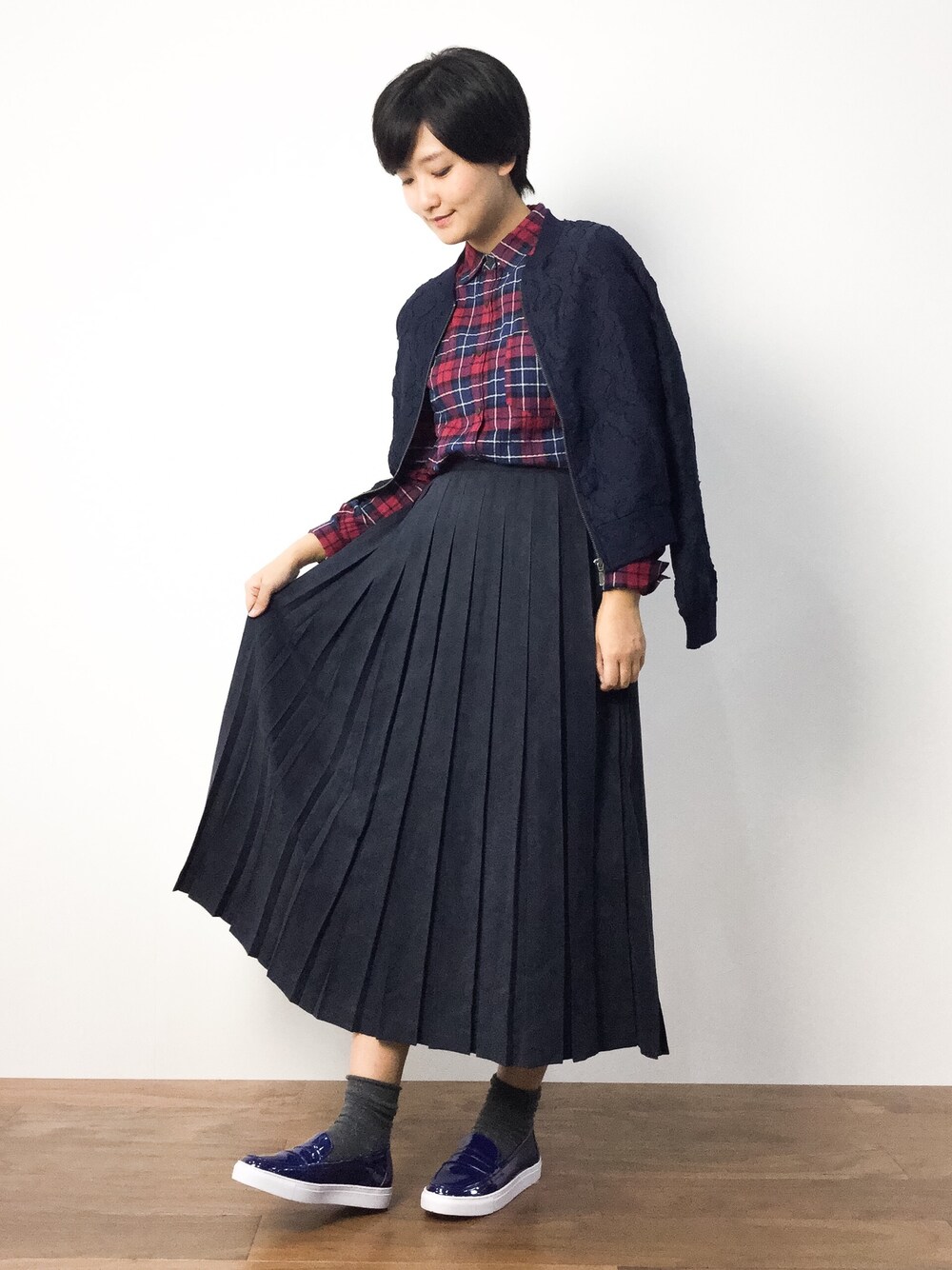 「ブルゾン、カジュアル、チェックシャツ、ネイビー、ローファー、秋のコーデ、プリーツスカート」｜「URBAN RESEARCH Sonny LabelのSonny Label シャーリングチェックシャツ（シャツ/ブラウス、レッド系）」を使った、ゆえんさん（レディース・162cm）の秋コーディネートの1枚目の写真