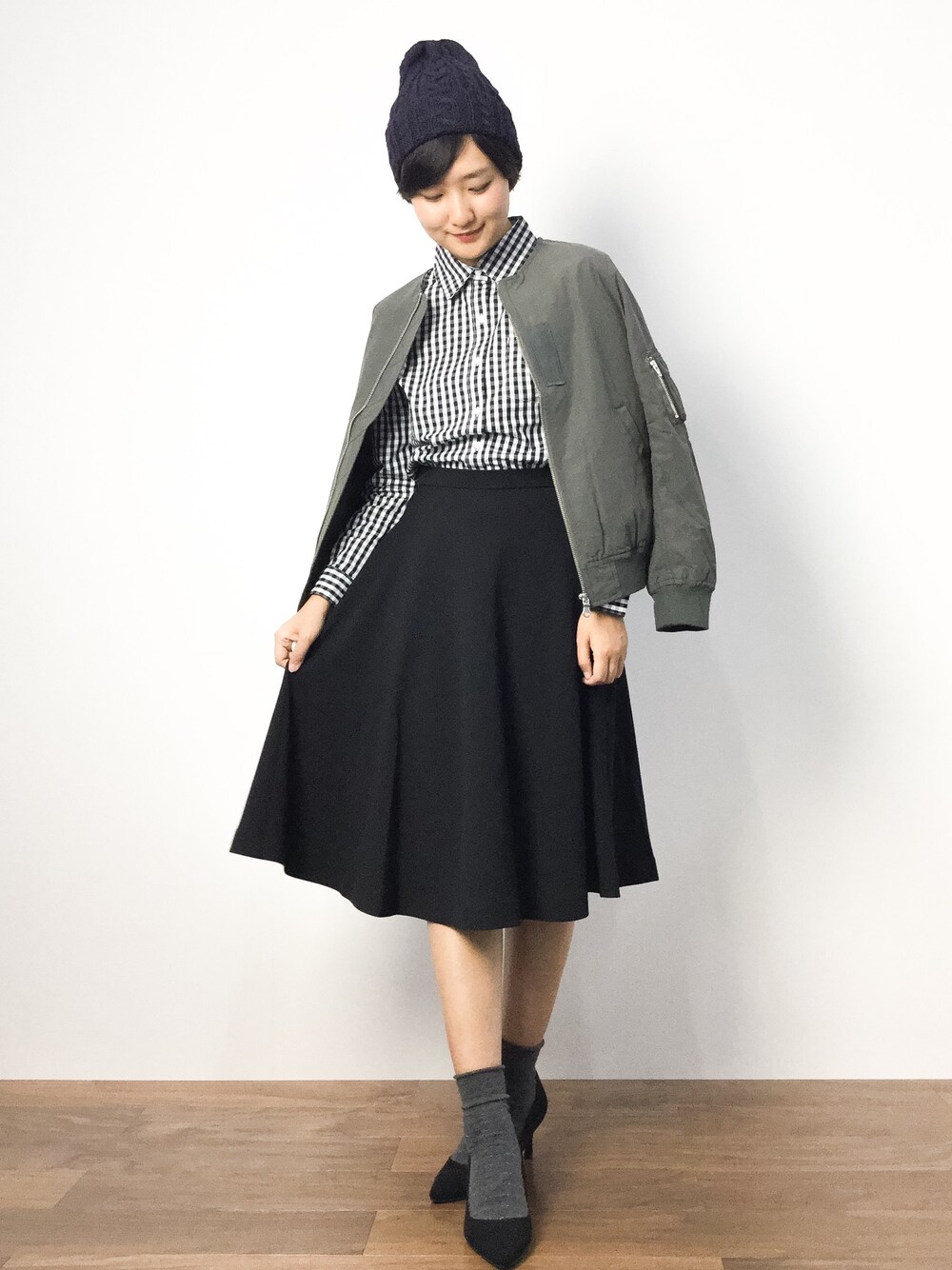 「フレアスカート、パンプス、カジュアル、シャツ、チェックシャツ、MA-1、秋のコーデ、秋服」｜「WEGOのWEGO/ベーシックシャツ（シャツ/ブラウス、ブラック系）」を使った、ゆえんさん（レディース・162cm）の秋コーディネートの1枚目の写真