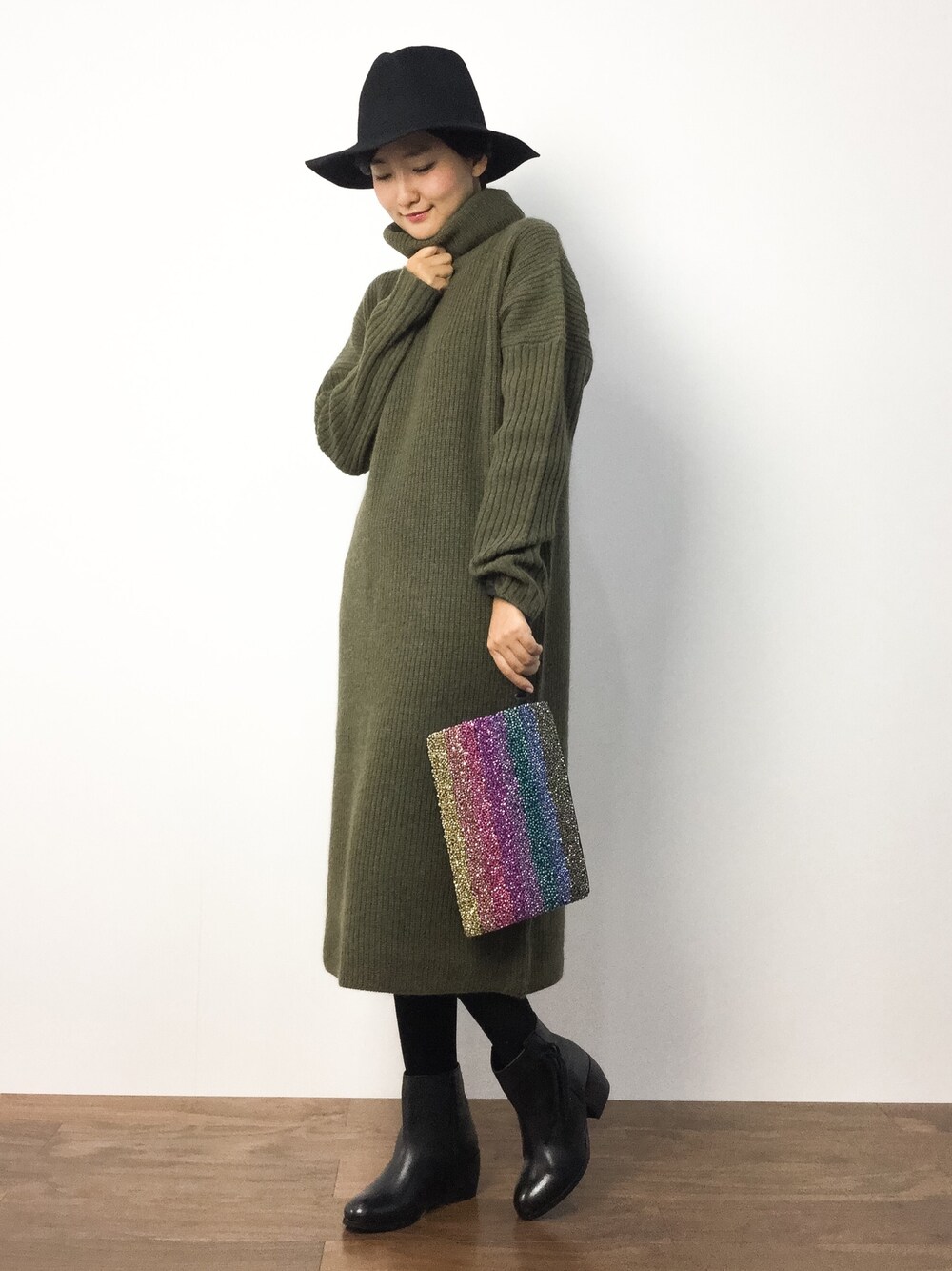 「ブーツ、クラッチバッグ、秋のコーデ、ハット、ニットワンピース、秋色、大人カジュアル、カーキ」｜「JOURNAL STANDARD relumeのウールアンゴラミリタリーワンピース#（ワンピース、グリーン系）」を使った、ゆえんさん（レディース・162cm）の秋コーディネートの1枚目の写真