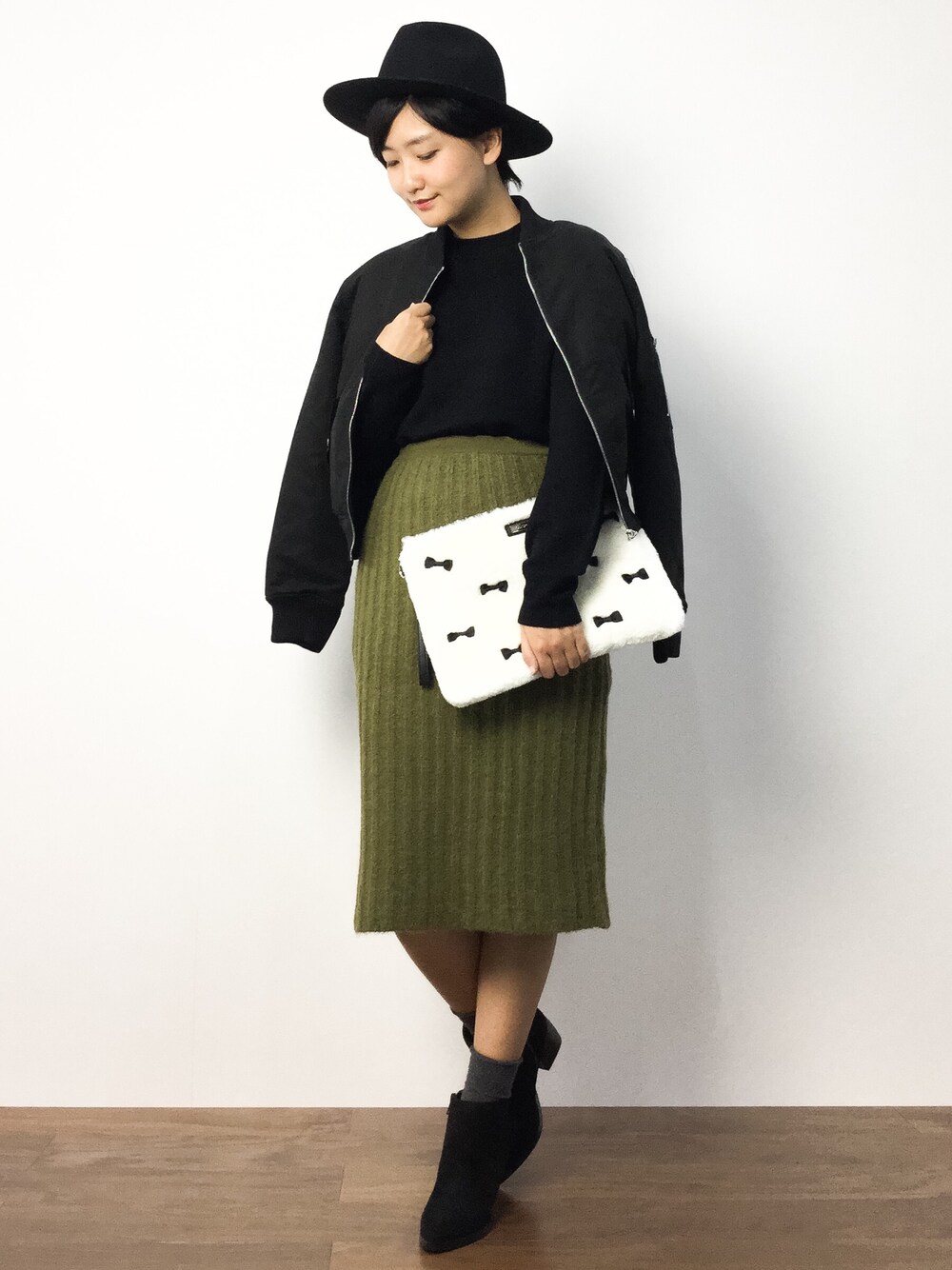 「ニット、ブーツ、クラッチバッグ、MA-1、秋のコーデ、ハット、大人カジュアル、ニットスカート」｜「L.H.PのAZIONE×LHP/アジオネ×エルエイチピー/Padding Short MA-1  <6016158>（MA-1、ブラック系）」を使った、ゆえんさん（レディース・162cm）の秋コーディネートの1枚目の写真