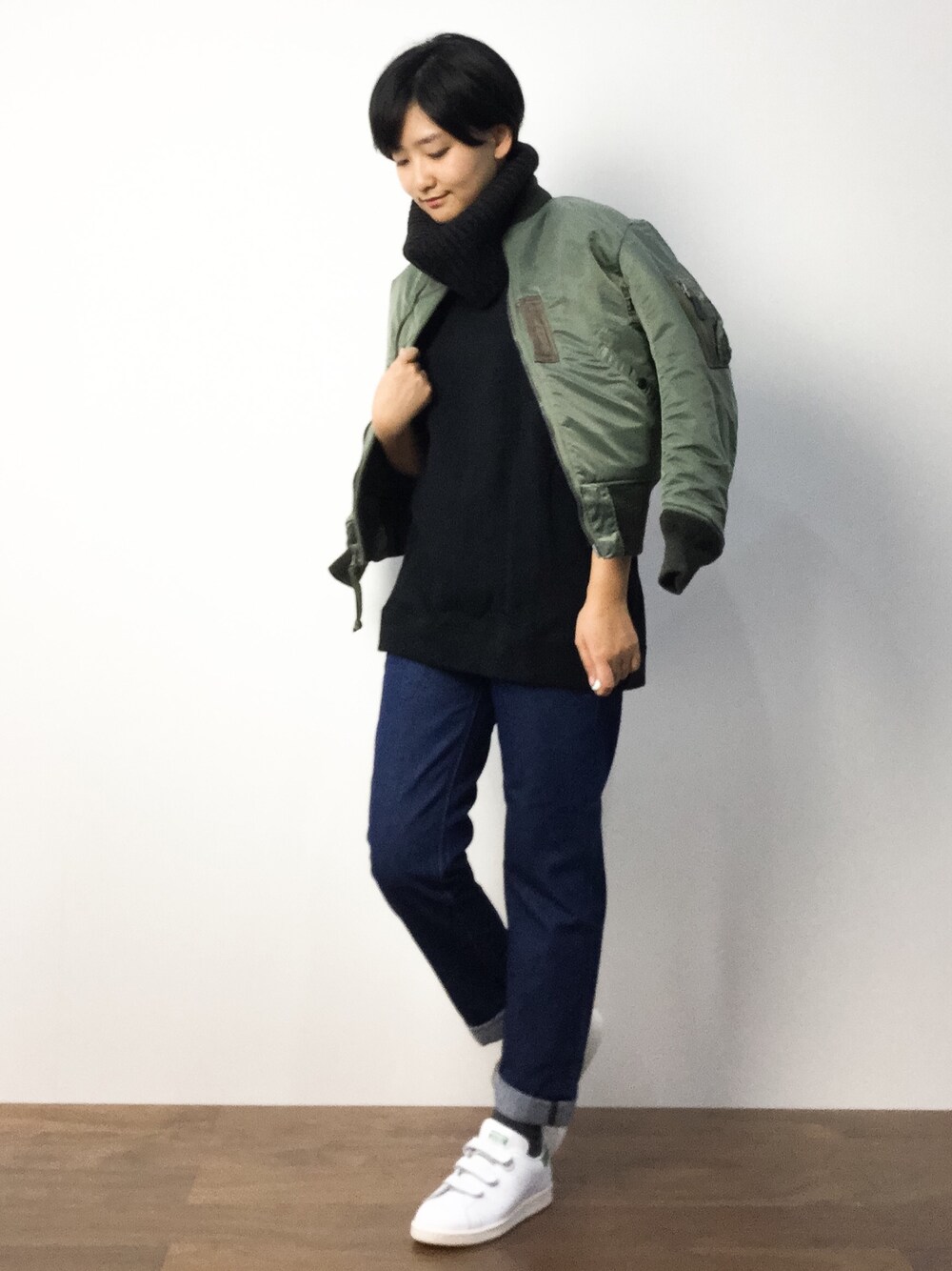 「スニーカー、ニット、カジュアル、MA-1、デニムパンツ」｜「FRAMeWORKのadidas STANSMITH CF TF（スニーカー、グリーン系）」を使った、ゆえんさん（レディース・162cm）の秋コーディネートの1枚目の写真