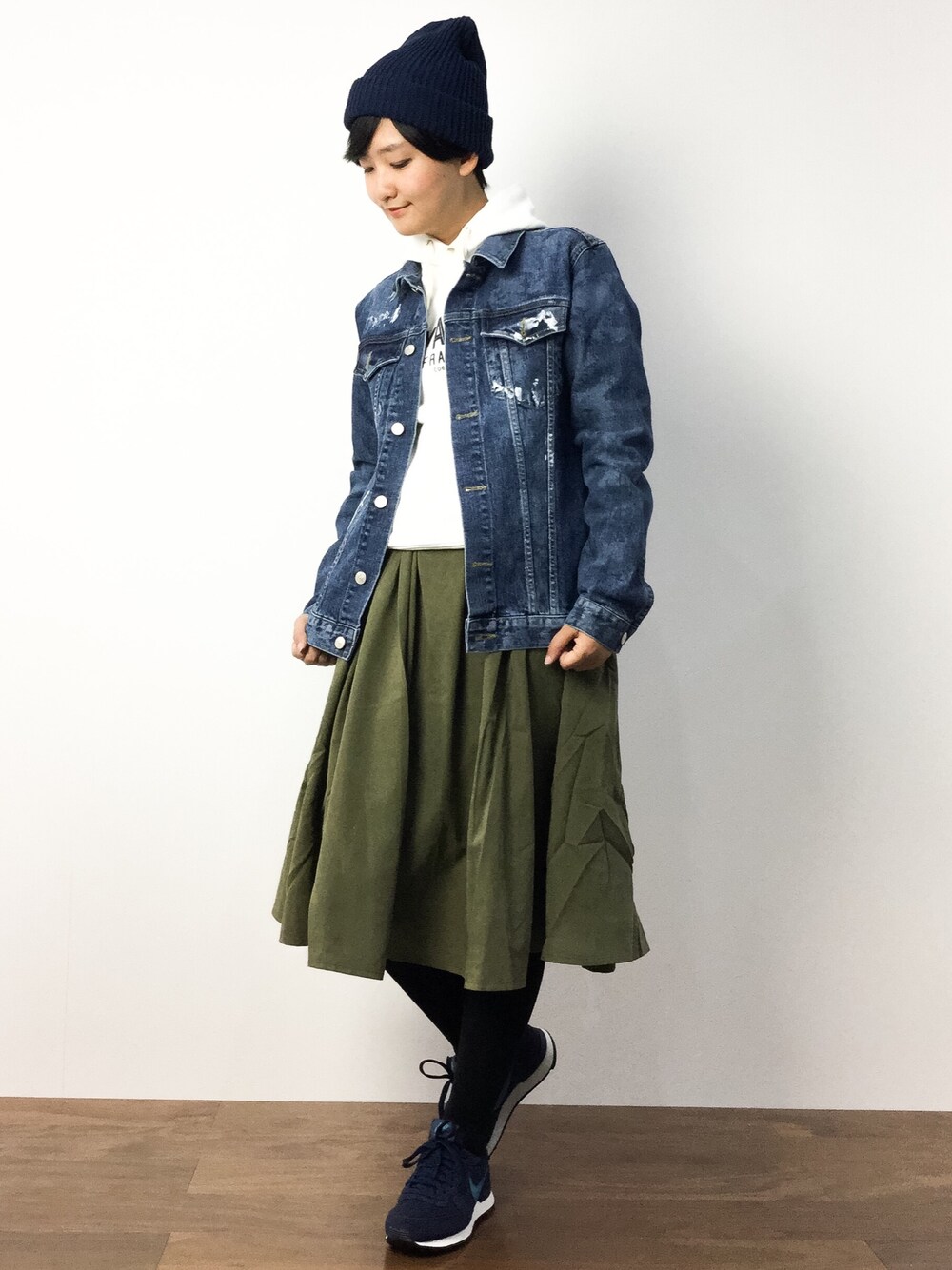 「スニーカー、フレアスカート、カジュアル、NIKE、ニット帽、デニムジャケット、パーカー、カーキ、Champion」｜「L.H.PのAZIONE×LHP/アジオネ×エルエイチピー/Wash Denim Jacket <6016158>（デニムジャケット、ブルー系）」を使った、ゆえんさん（レディース・162cm）の秋コーディネートの1枚目の写真