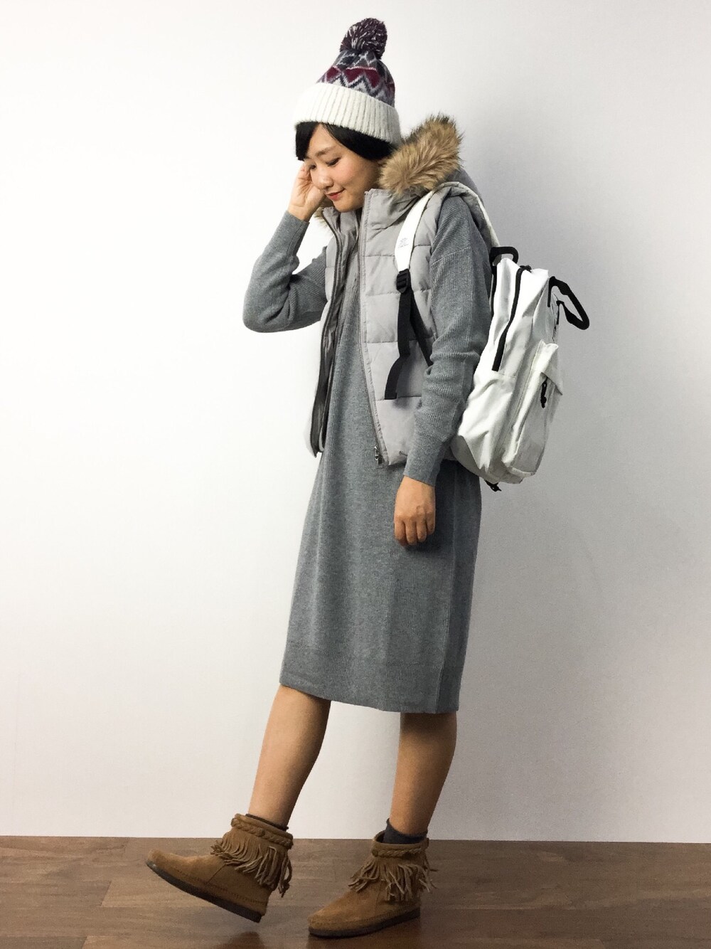 「カジュアル、バックパック、ダウンベスト、グレー、ニット帽、ミネトンカ、ニットワンピース」｜「Minnetonkaの【MINNETONKA】ハイトップ　バックジップブーツ　（823001）（ブーツ、ベージュ系）」を使った、ゆえんさん（レディース・162cm）の秋コーディネートの1枚目の写真