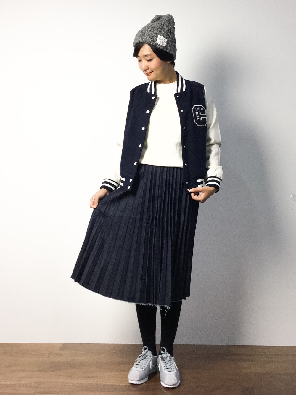 「SEVENDAYS=SUNDAYのＮＩＫＥ　７４９８６４　クラシックコルテッツ（スニーカー、グレー系）」を使った、ゆえんさん（レディース・162cm）の秋コーディネートの1枚目の写真