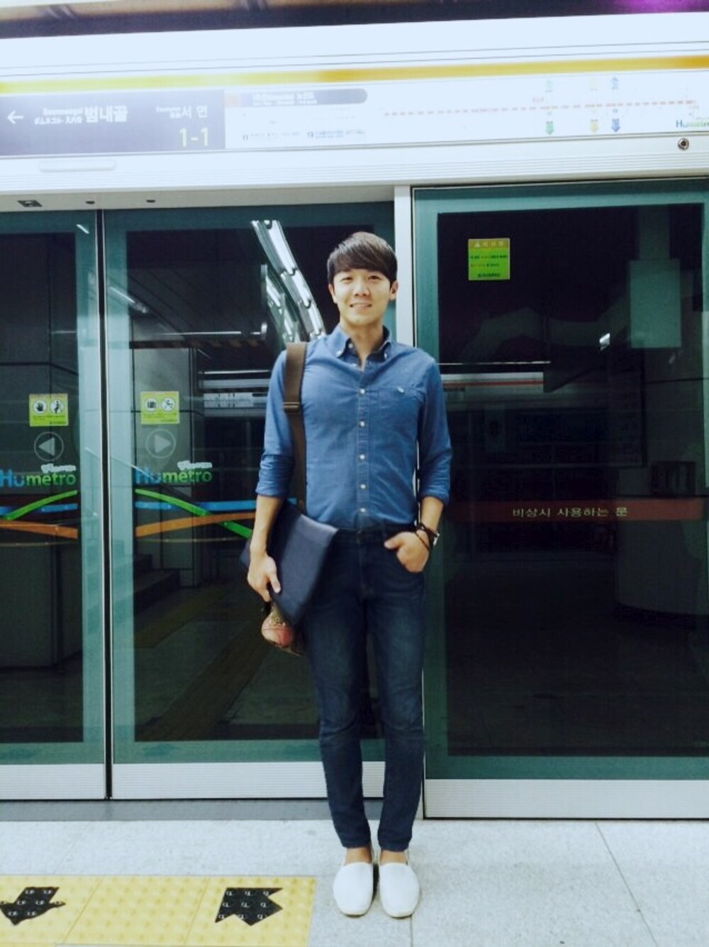 「denim、jeans、slipon、Paul Smith、CUSTOMELLOW」｜「customellowのアイテム（シャツ/ブラウス、ブルー系）」を使った、박관형さん（メンズ・176cm）の秋コーディネートの1枚目の写真