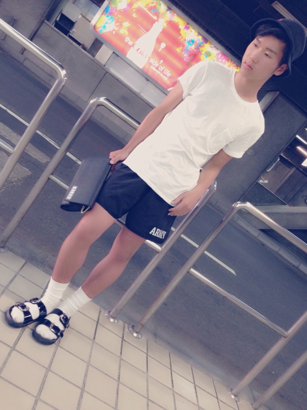 「短パン、クラッチバッグ、ハット、サンダル、ポケットＴシャツ、白ソックス」｜「古着（ハット、ブラック系）」を使った、おのだふなっしーたくみさん（メンズ・178cm）の夏コーディネートの1枚目の写真