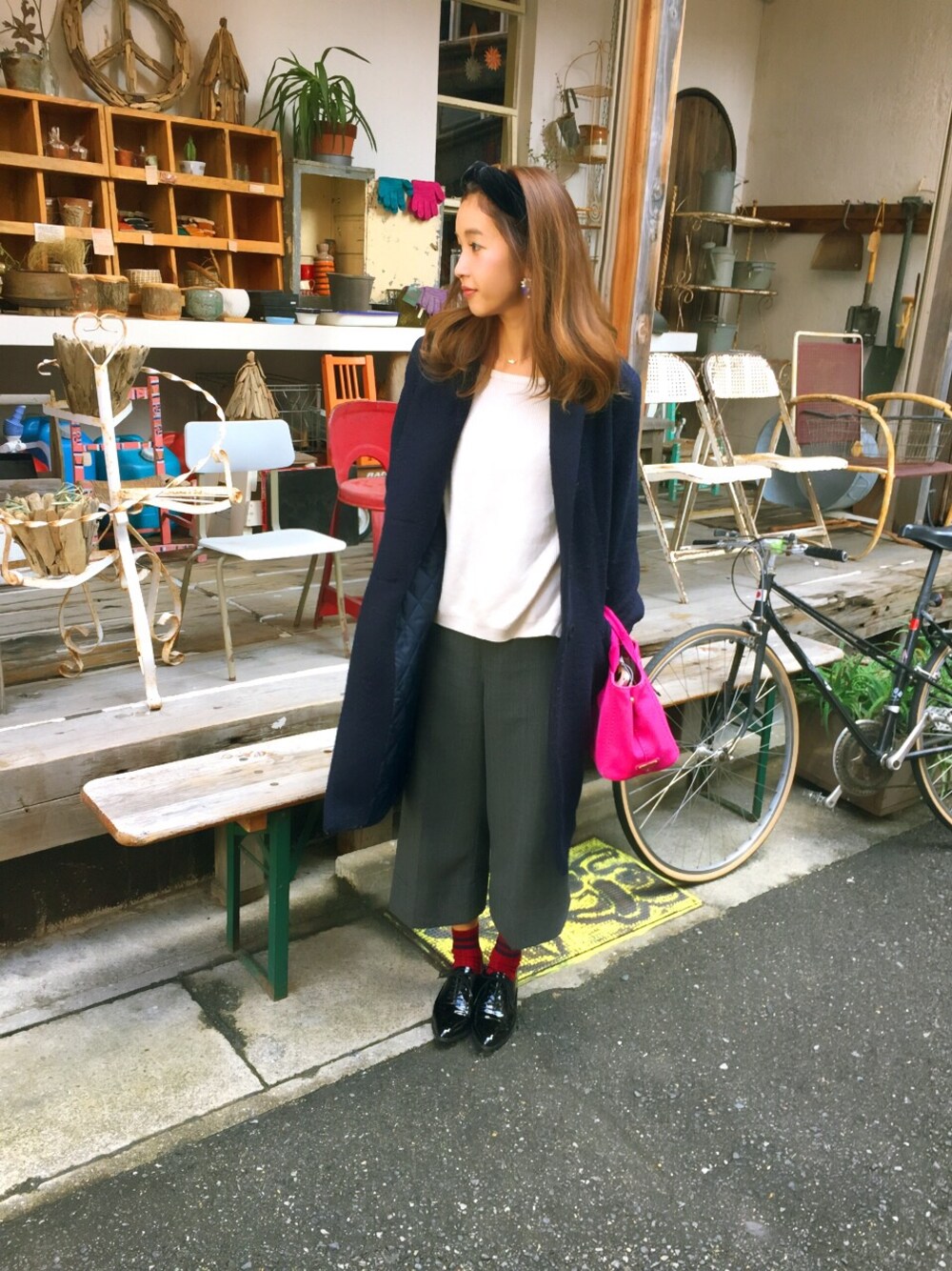「ガウチョパンツ、ローファー、チェスターコート、ロングコート」｜「靴下屋のアイテム（ソックス/靴下、レッド系）」を使った、萌華さん（レディース・165cm）の冬コーディネートの1枚目の写真