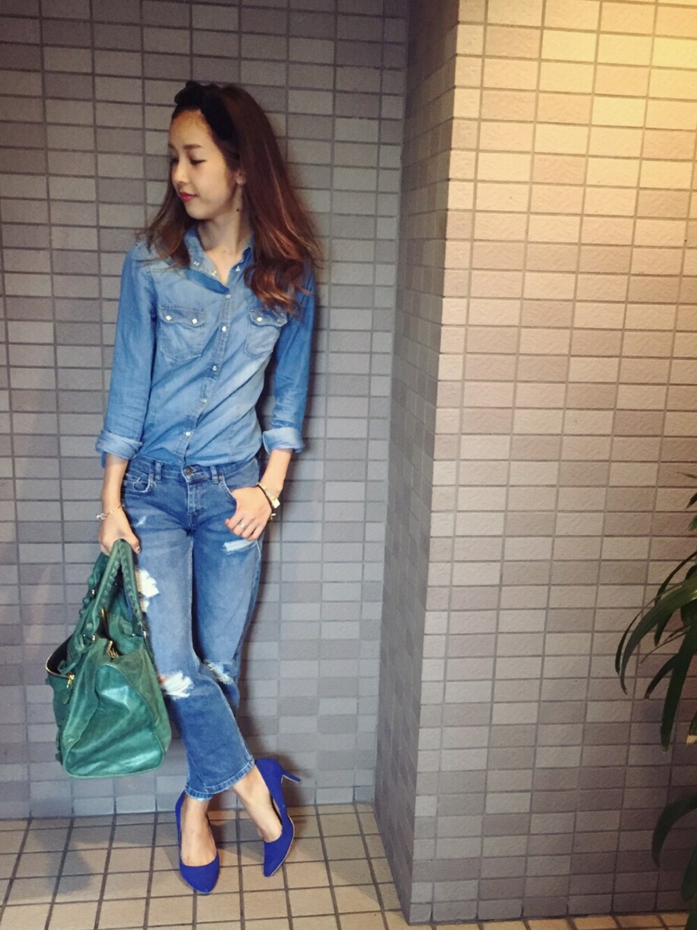 「デニム、デニム オン デニム、デニムシャツ、ダメージジーンズ、ワントーンコーデ、シンプル」｜「Bershkaのアイテム（シャツ/ブラウス、ブルー系）」を使った、萌華さん（レディース・165cm）の夏コーディネートの1枚目の写真
