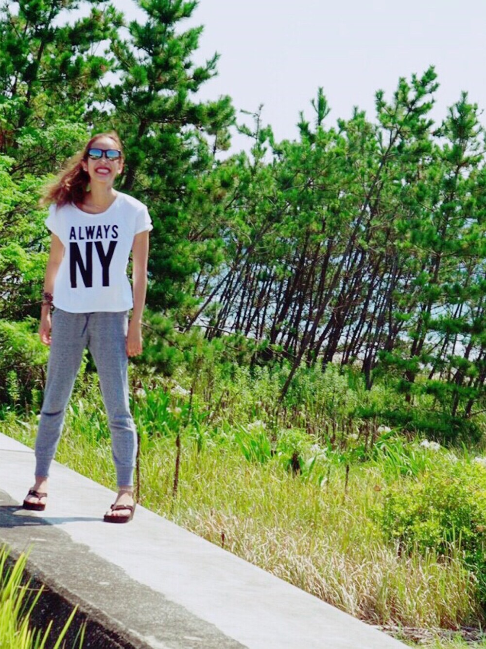 「シンプル、ラフ、サーフィン、海、スウェット、Tシャツ」｜「ZARAのアイテム（Tシャツ/カットソー、ホワイト系）」を使った、萌華さん（レディース・165cm）の夏コーディネートの1枚目の写真