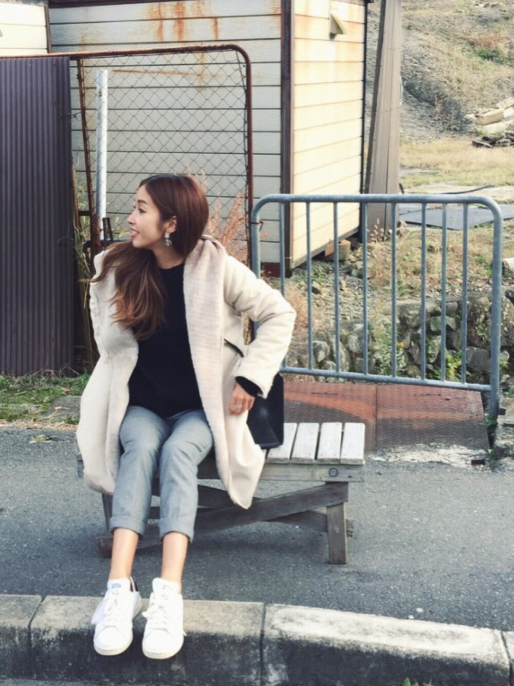 「スタンスミス、アディダス、シンプル、GU、プチプラ、ムートンコート」｜「GAPのアイテム（その他パンツ、グレー系）」を使った、萌華さん（レディース・165cm）の冬コーディネートの1枚目の写真