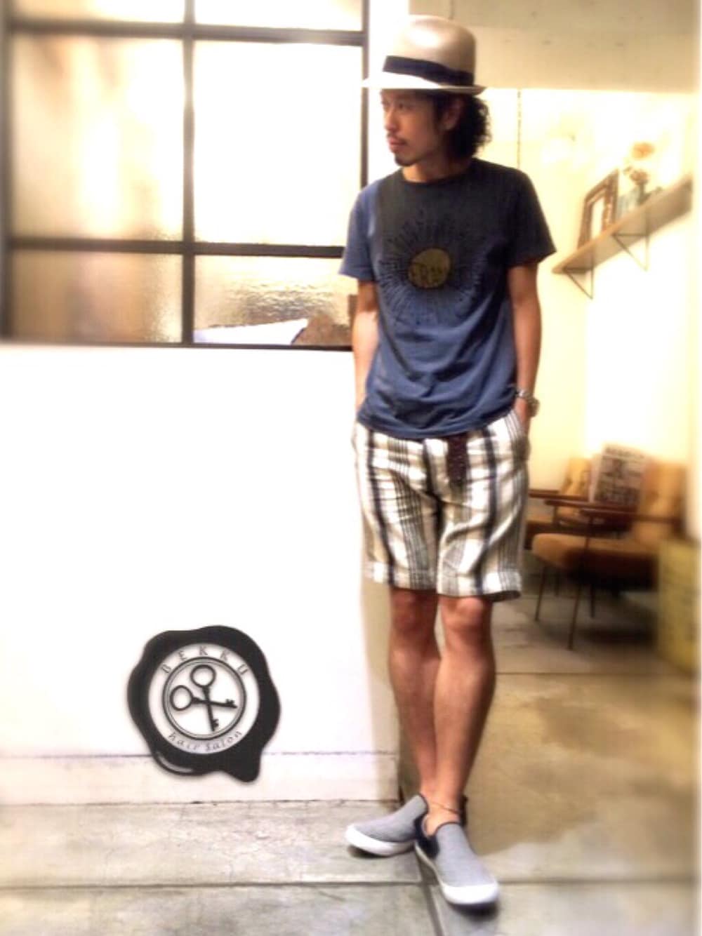 ホワイト系のその他パンツ、ブラック系のスニーカー、グレー系のTシャツ/カットソーを着用したメンズの夏コーディネートの1枚目の写真